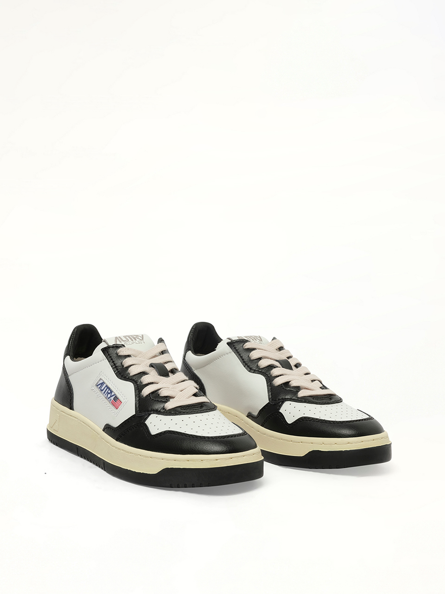 Medalist Low Bicolour Sneakers in White/Black Front View | AUTRY