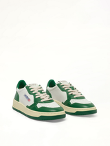 Medalist Low Bicolour Sneakers in White/Green Front View | AUTRY