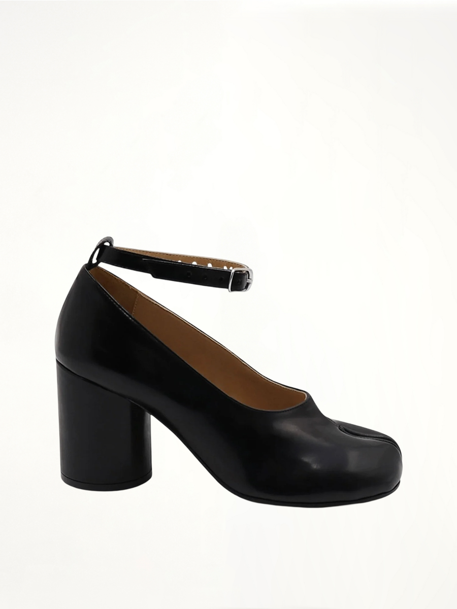 Tabi Lace-ups Shoes in Black Side View | MAISON MARGIELA