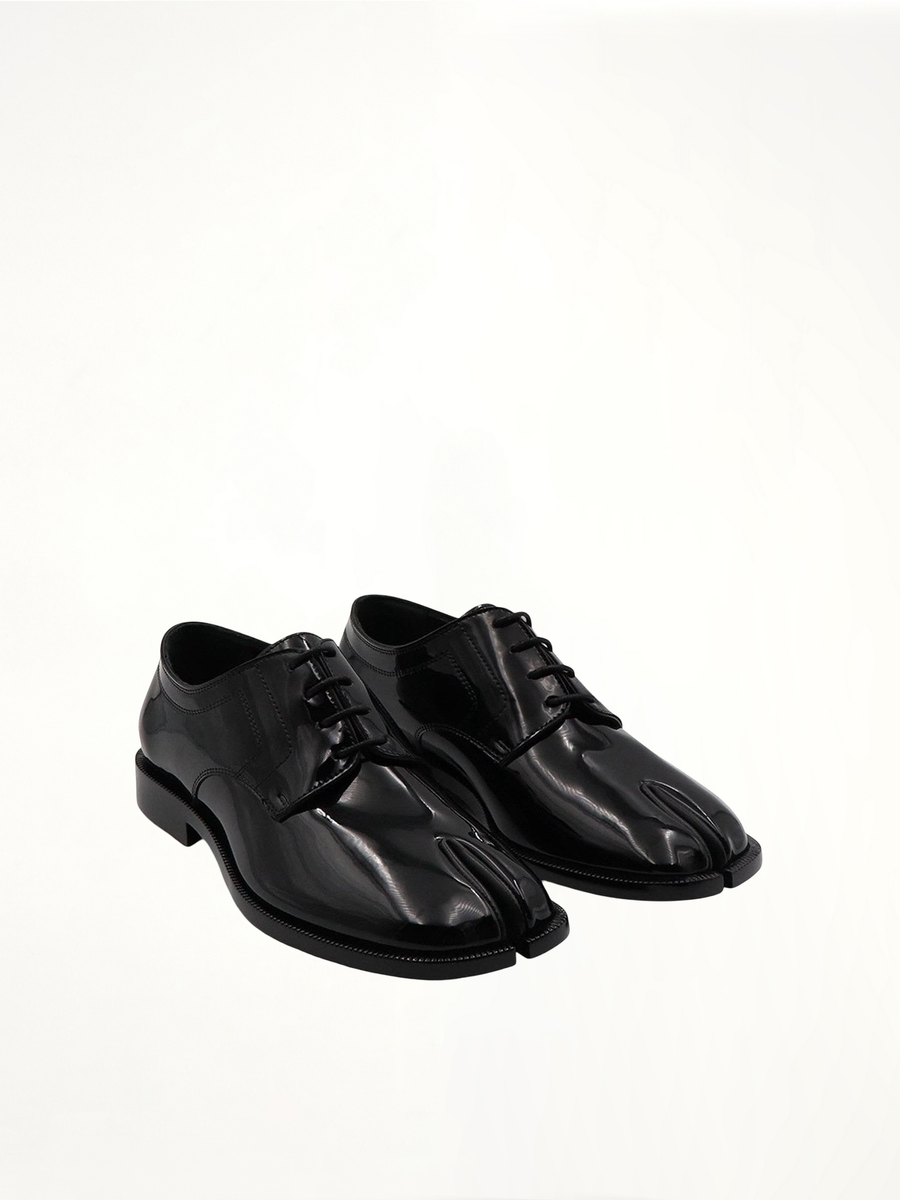 Tabi Lace-ups Shoes in Shine Black Front View | MAISON MARGIELA
