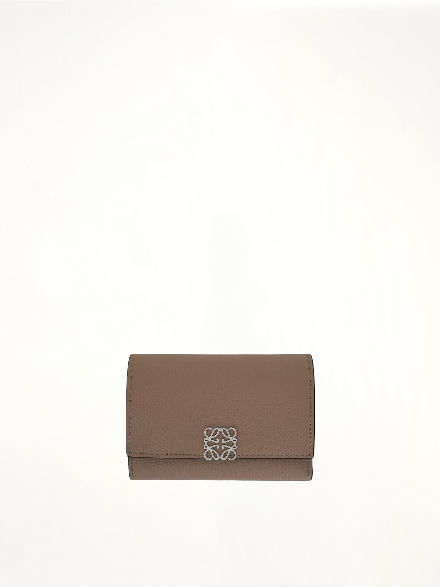 Anagram Small Vertical Wallet in Pebble Grain Calfskin in Sand
