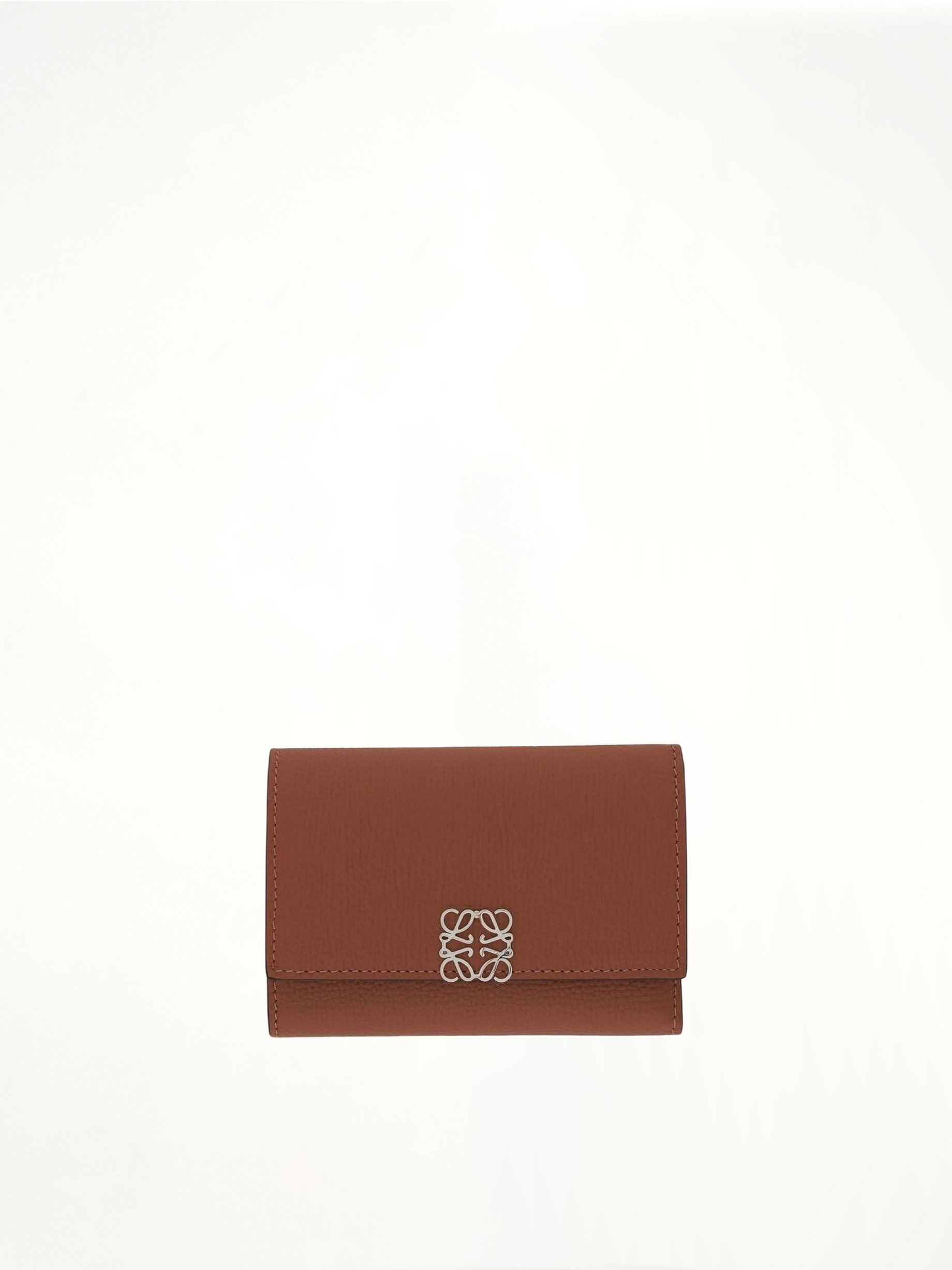 Anagram Small Vertical Wallet in Pebble Grain Calfskin in Tan