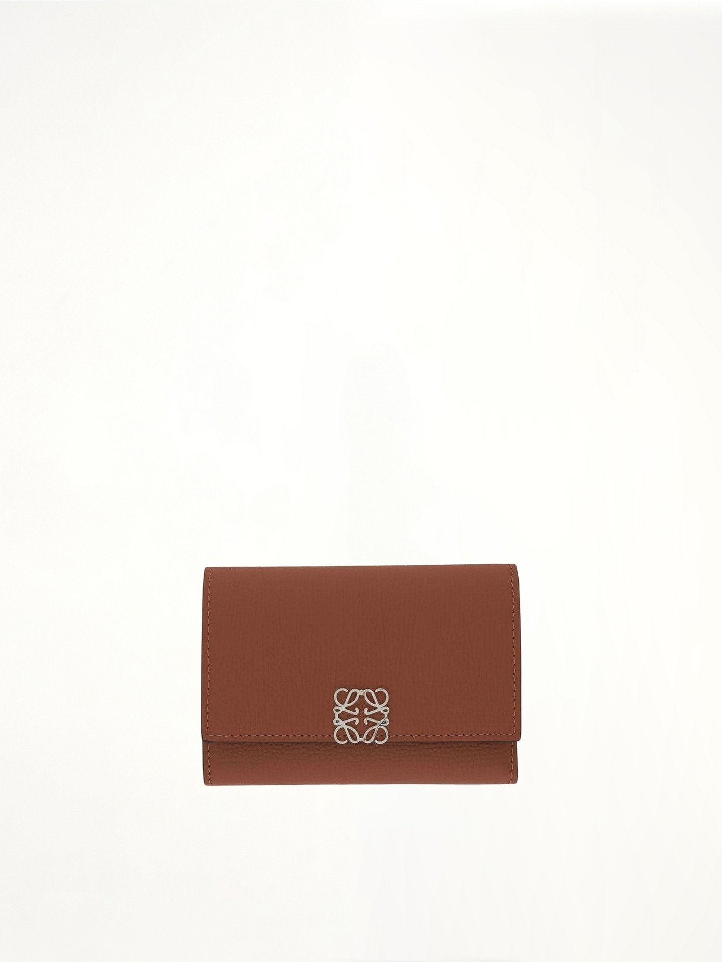 Anagram Small Vertical Wallet in Pebble Grain Calfskin in Tan
