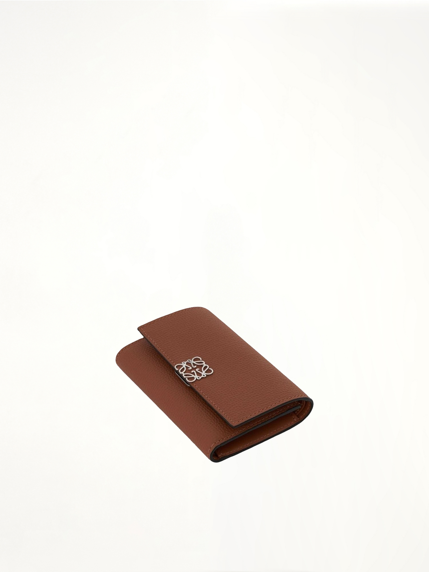 Anagram Small Vertical Wallet in Pebble Grain Calfskin in Tan