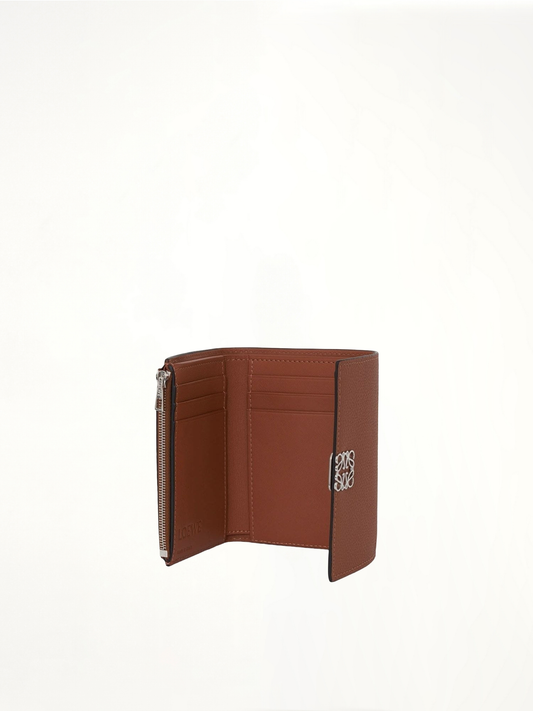 Anagram Small Vertical Wallet in Pebble Grain Calfskin in Tan