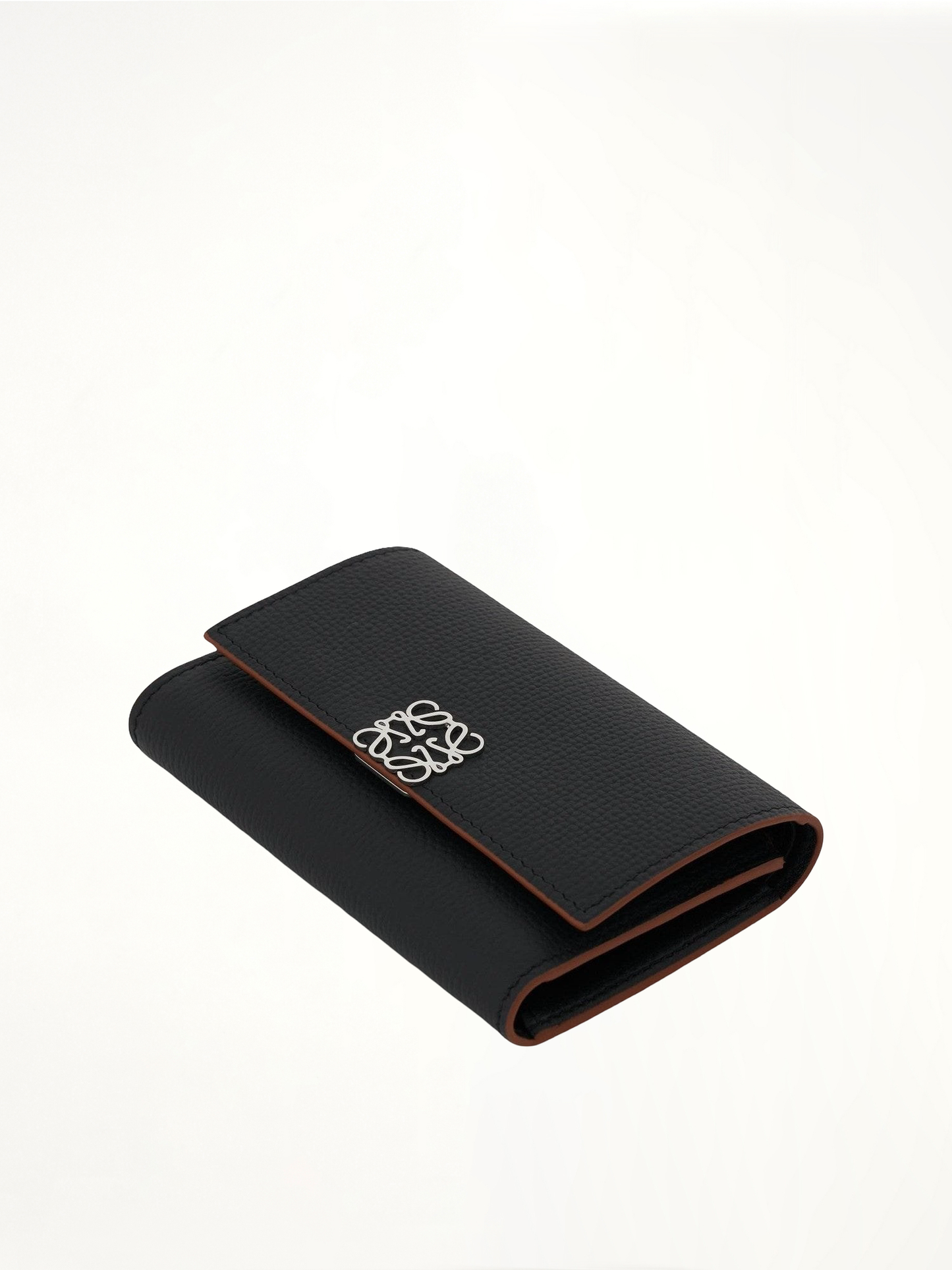 Anagram Small Vertical Wallet in Pebble Grain Calfskin in Black