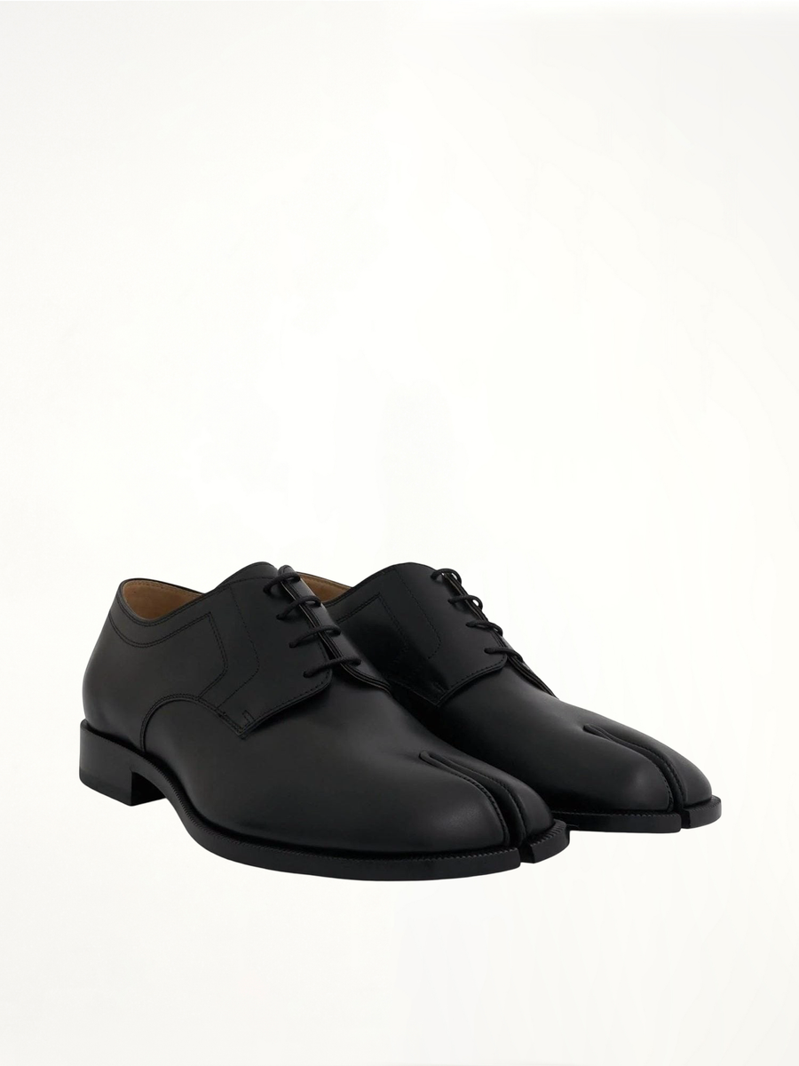 Tabi Lace-Ups Derbies Shoes in Black Front View | MAISON MARGIELA