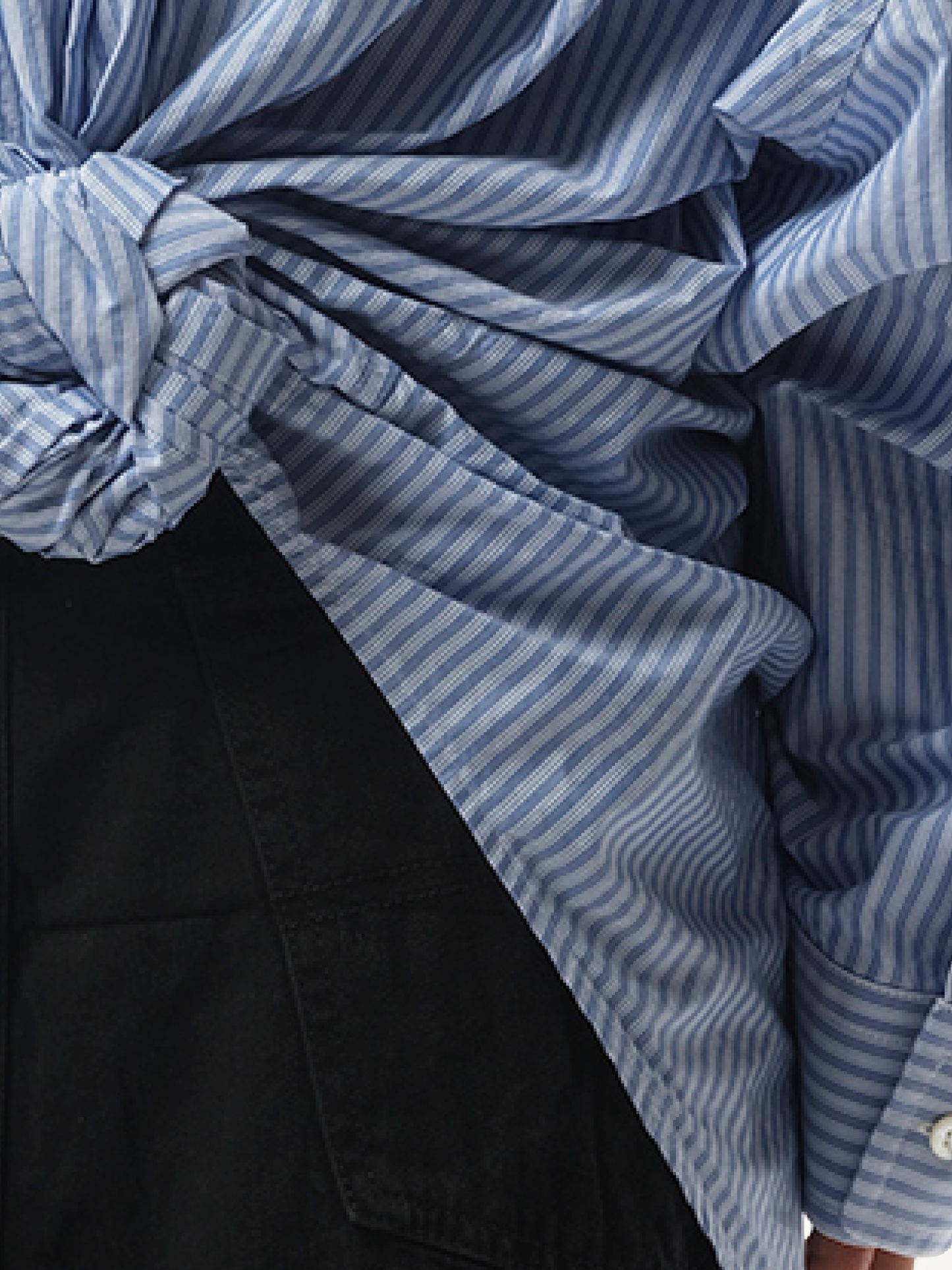 Long Sleeve Knotted Shirt in Blue/White