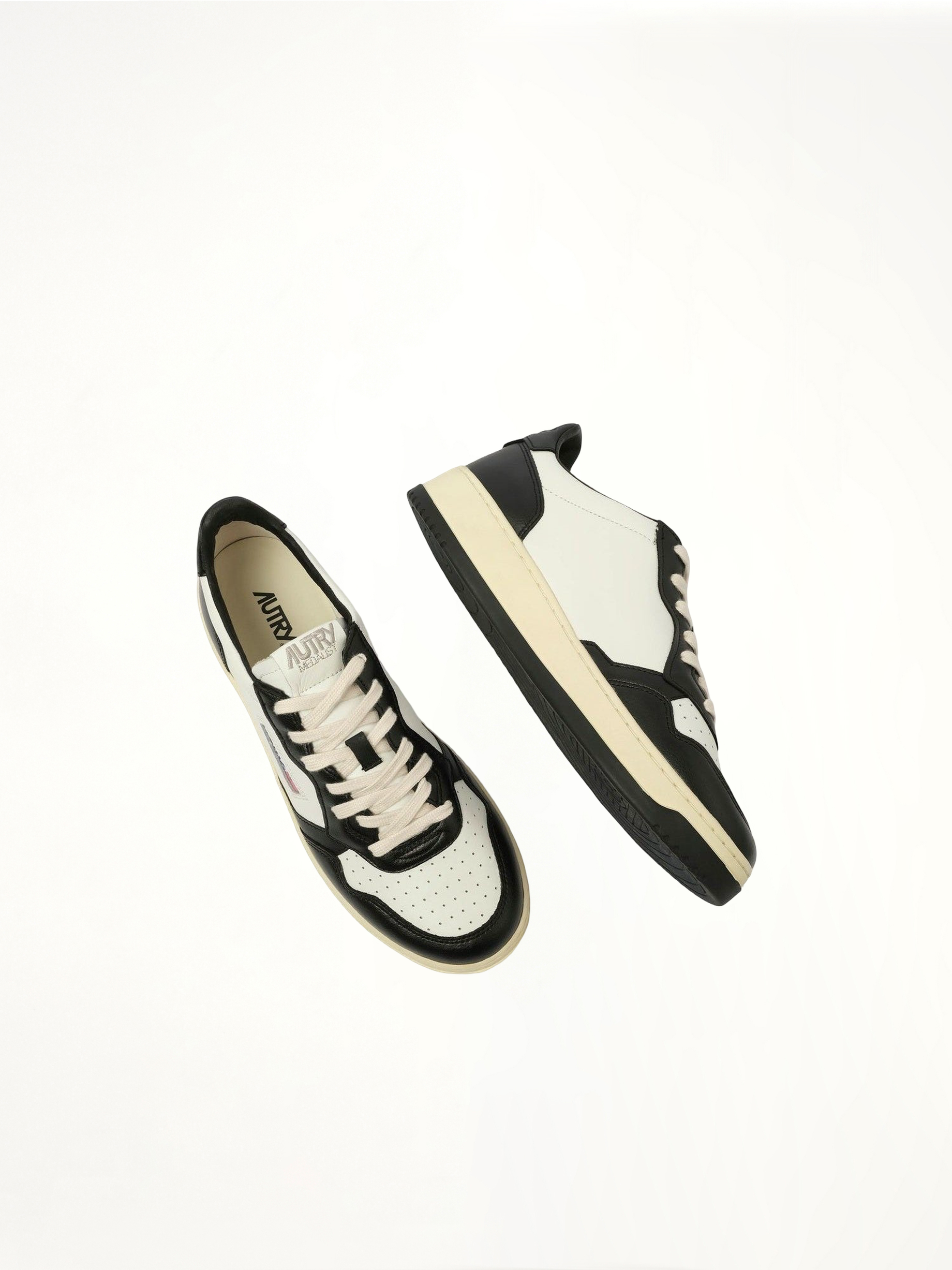 Medalist Low Game Set Bicolour Sneakers in White/Black Top View | AUTRY