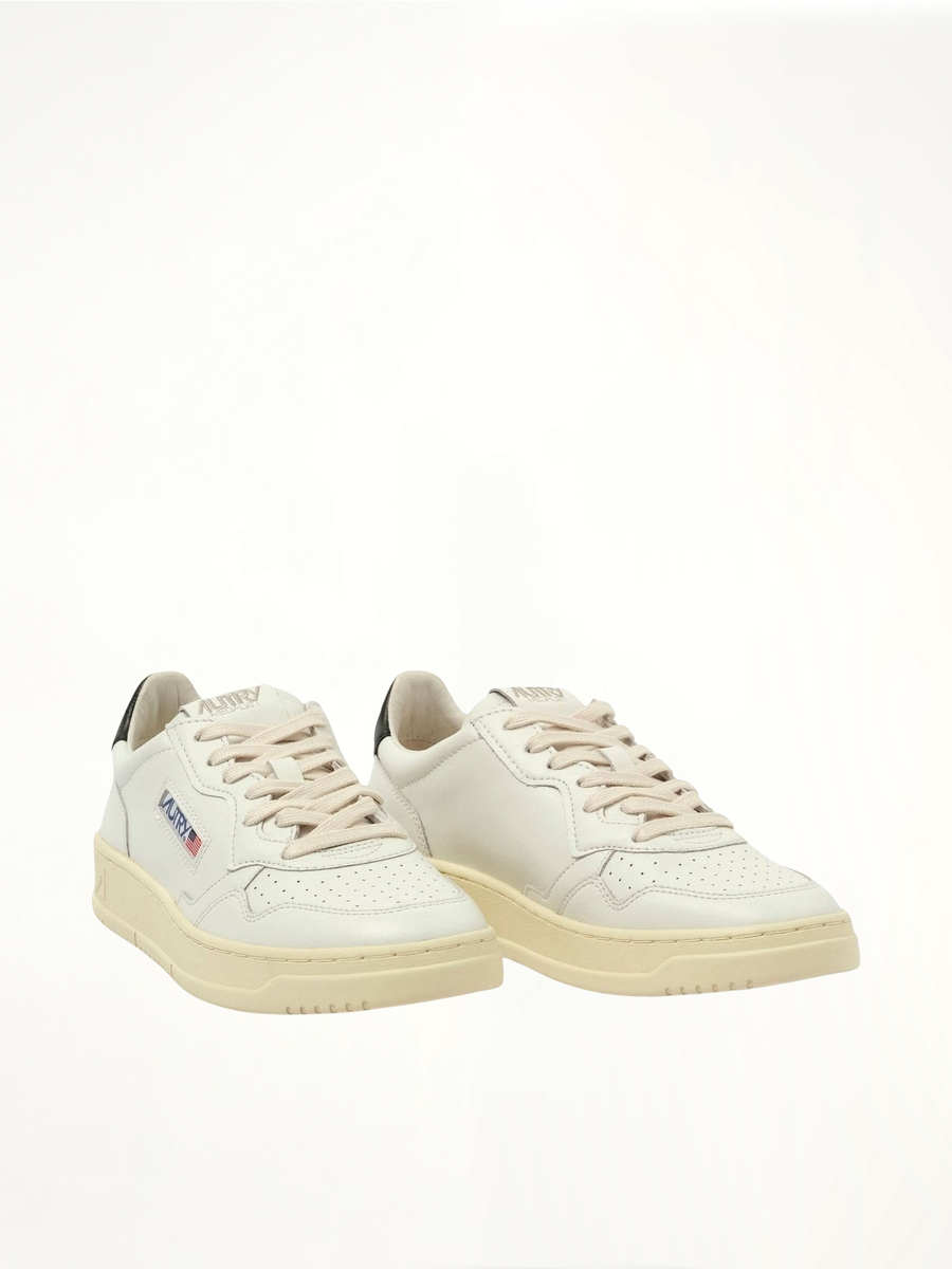 Medalist Low Sneakers in White/Black Front View | AUTRY