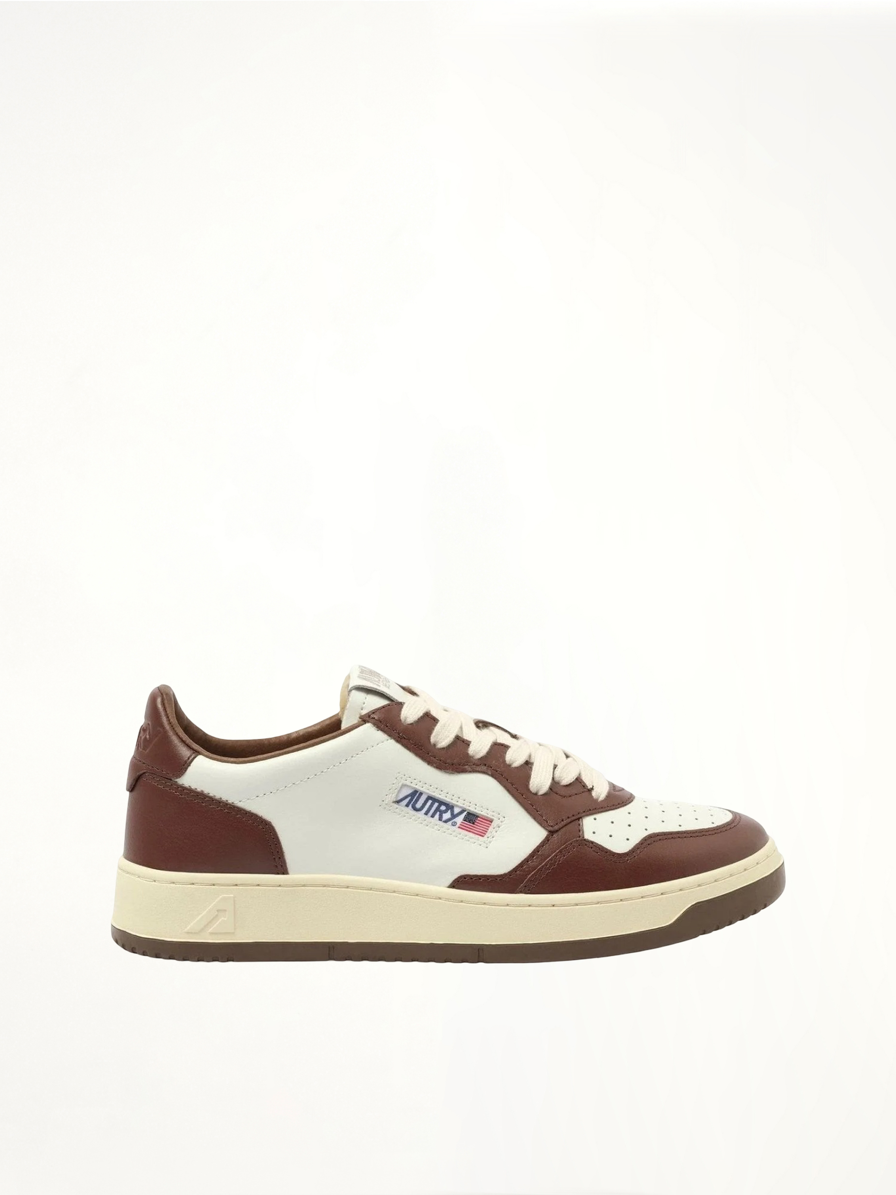 Medalist Low Bicolour Sneakers in White/Chestnut