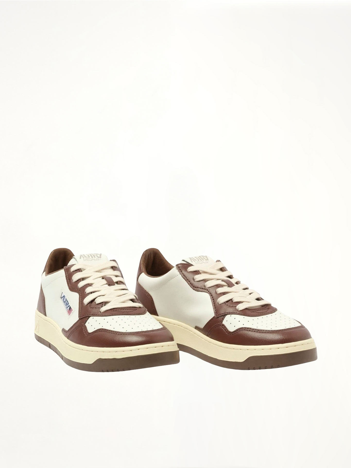 Medalist Low Bicolour Sneakers in White/Chestnut