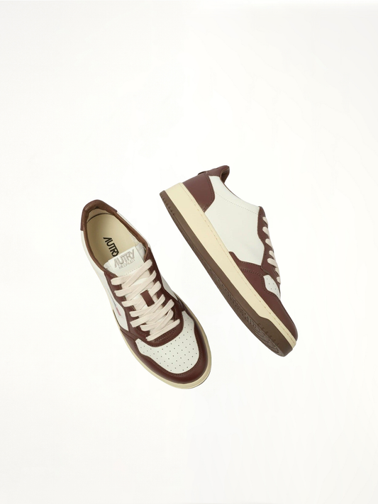 Medalist Low Bicolour Sneakers in White/Chestnut
