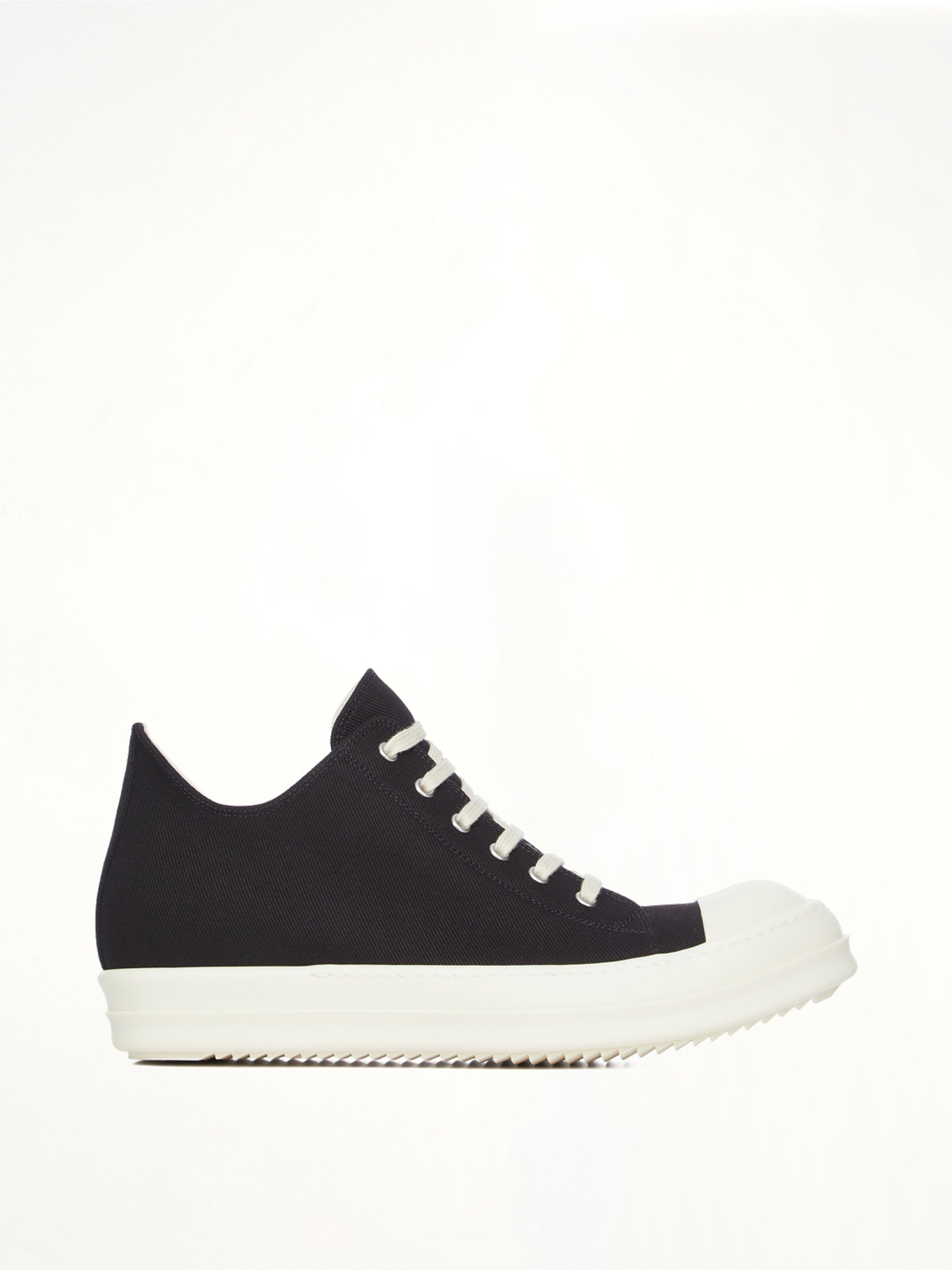 Low Sneakes in Black