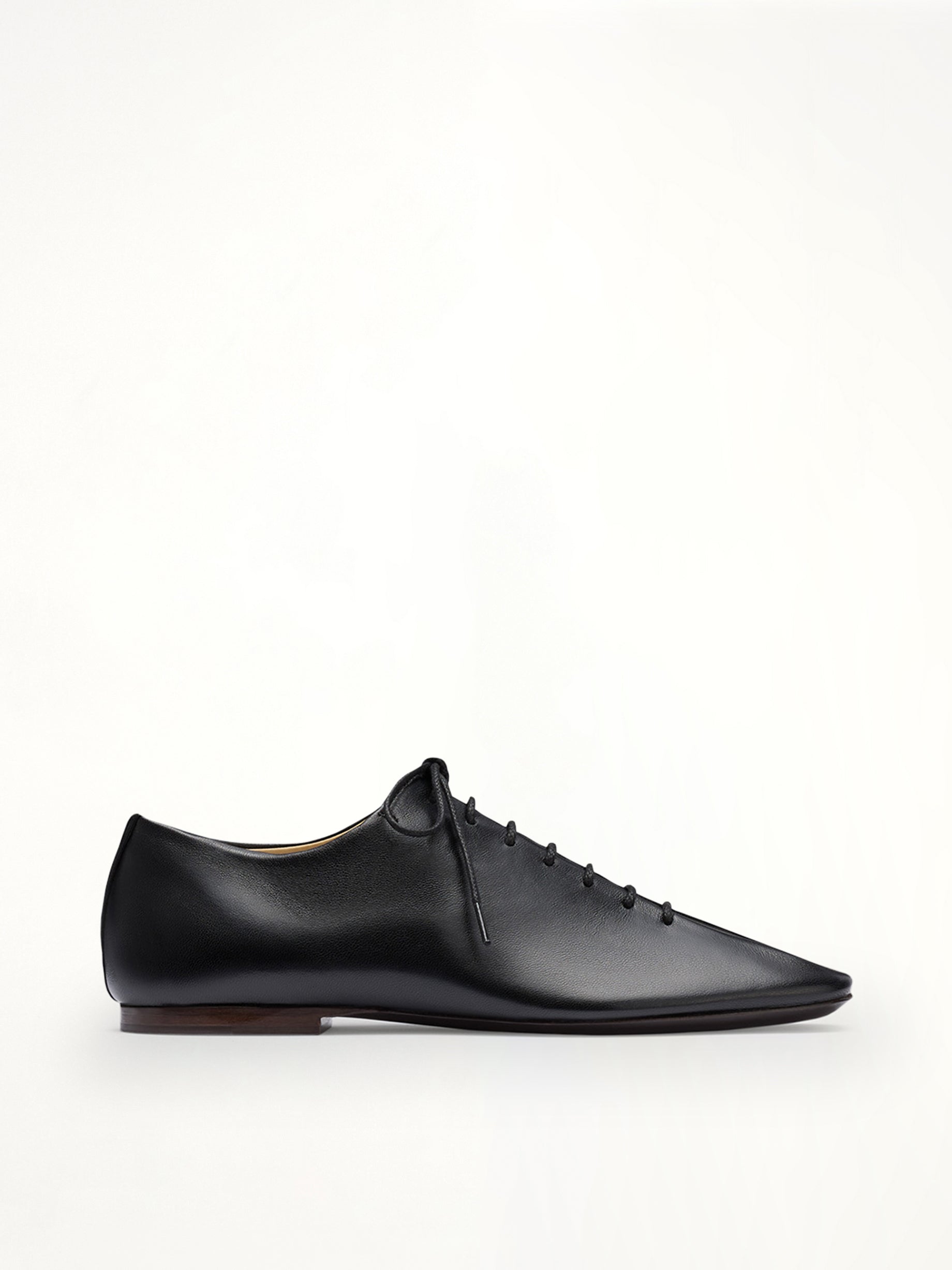 Souris Flat Classic Derbies in Black Side View | LEMAIRE