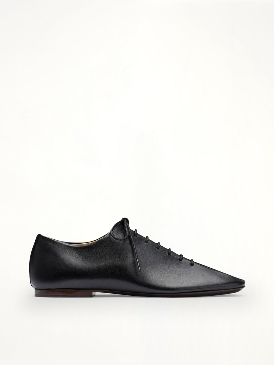 Souris Flat Classic Derbies in Black Side View | LEMAIRE