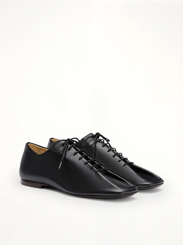 Souris Flat Classic Derbies in Black Front View | LEMAIRE