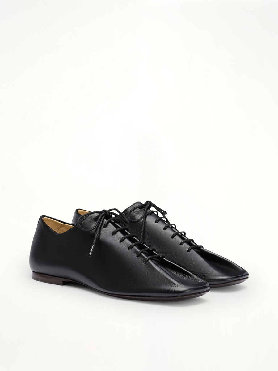 Souris Flat Classic Derbies in Black Front View | LEMAIRE