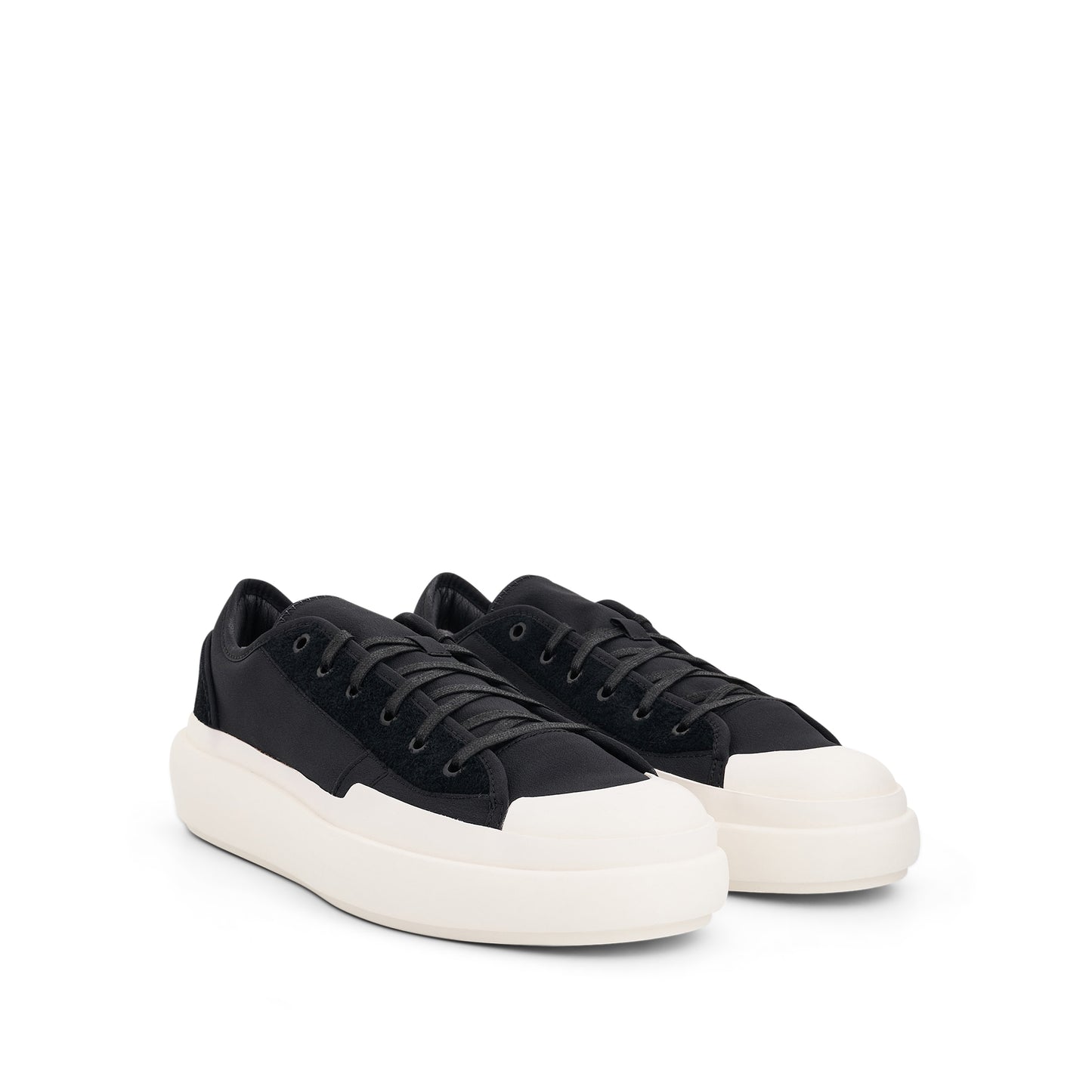 Ajatu Court Low Sneakers in Black/Off White