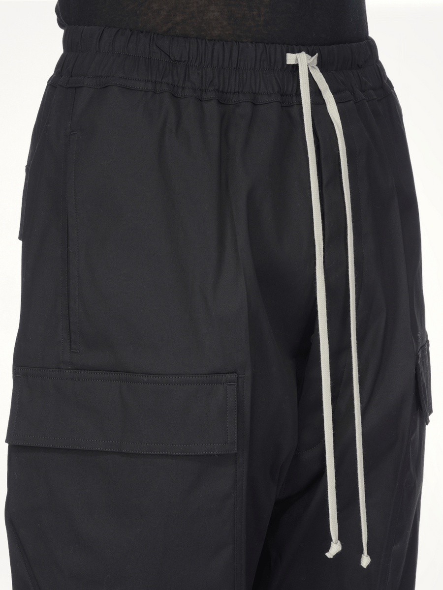 Cargo Pods Shorts in Black
