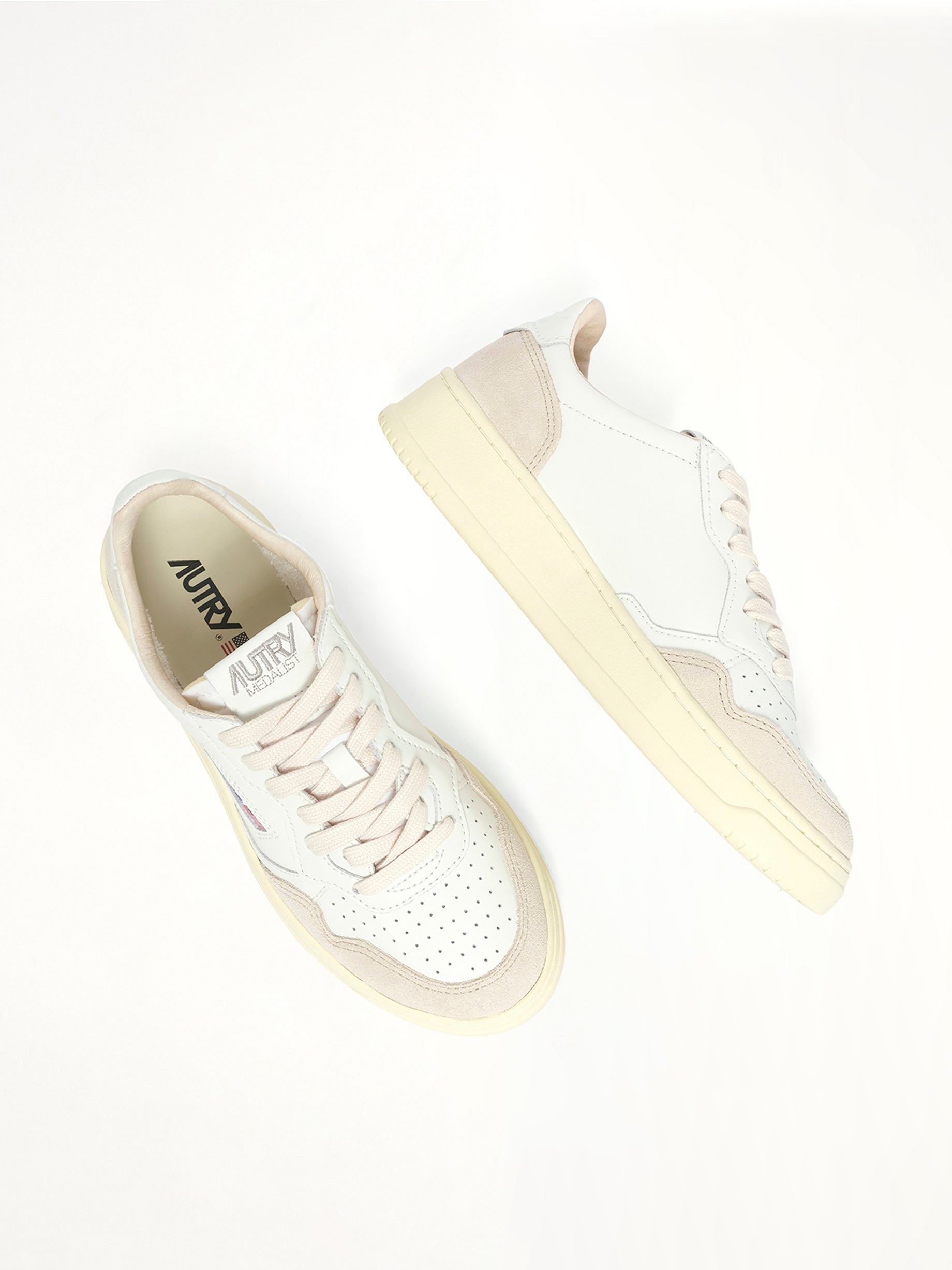 Medalist Low Sneakers in White Top View | AUTRY