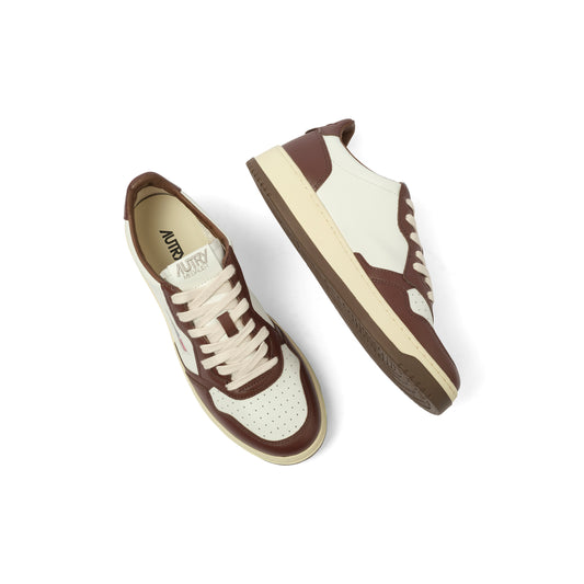 Medalist Low Bicolour Sneakers in White/Chestnut