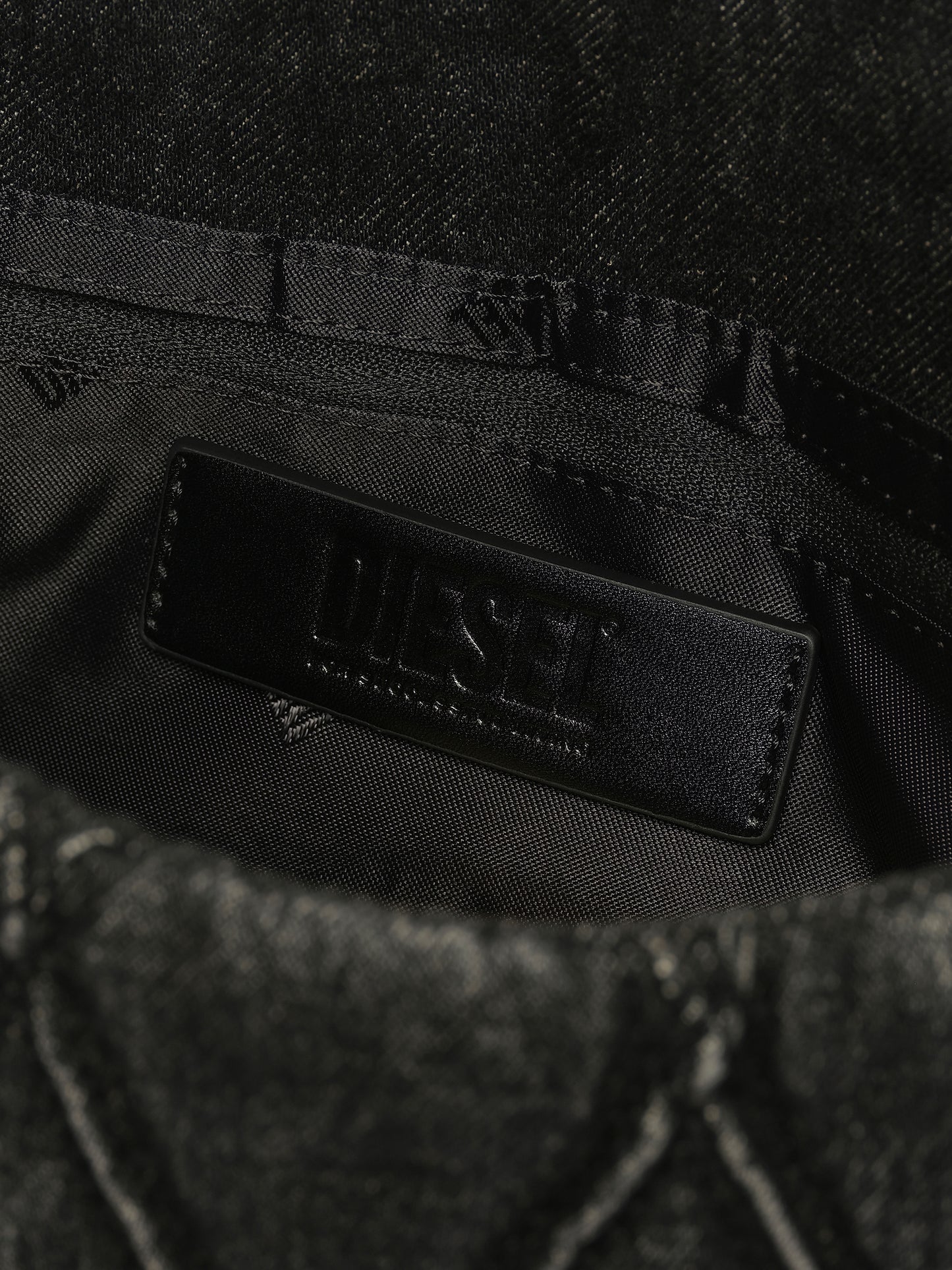 CHARM-D M Shoulder Bag in Black