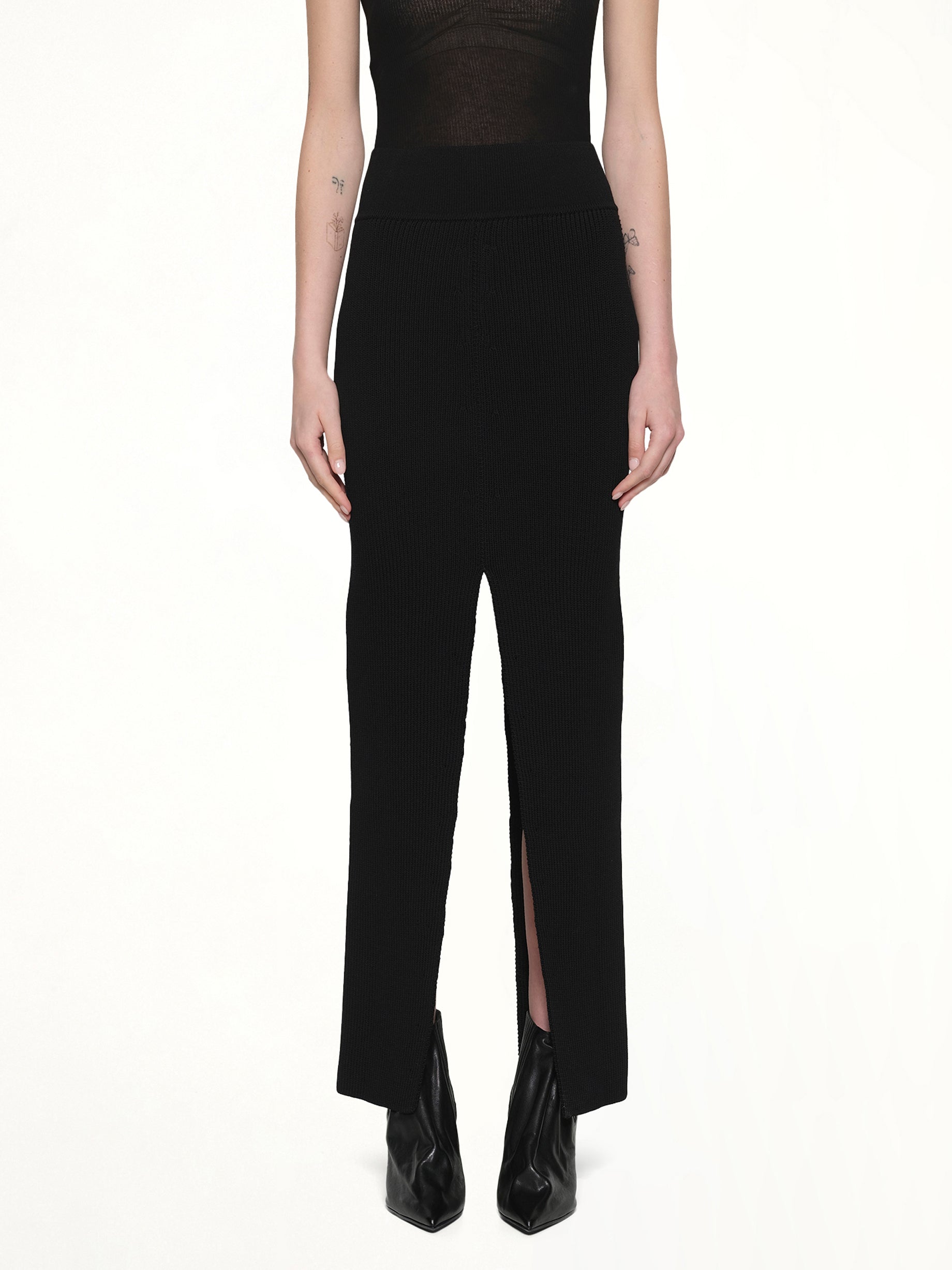 Short Sliced Skirt in Black