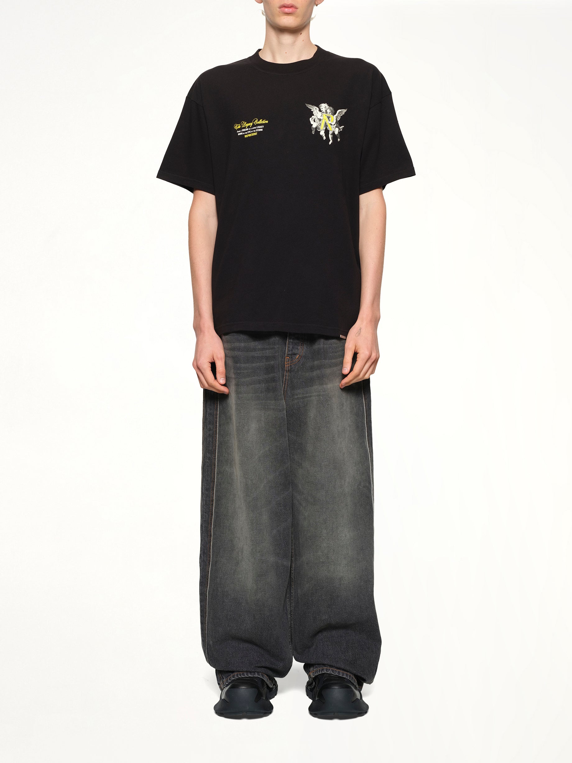 ジェットブラックのレガシー・チェラブスTシャツ