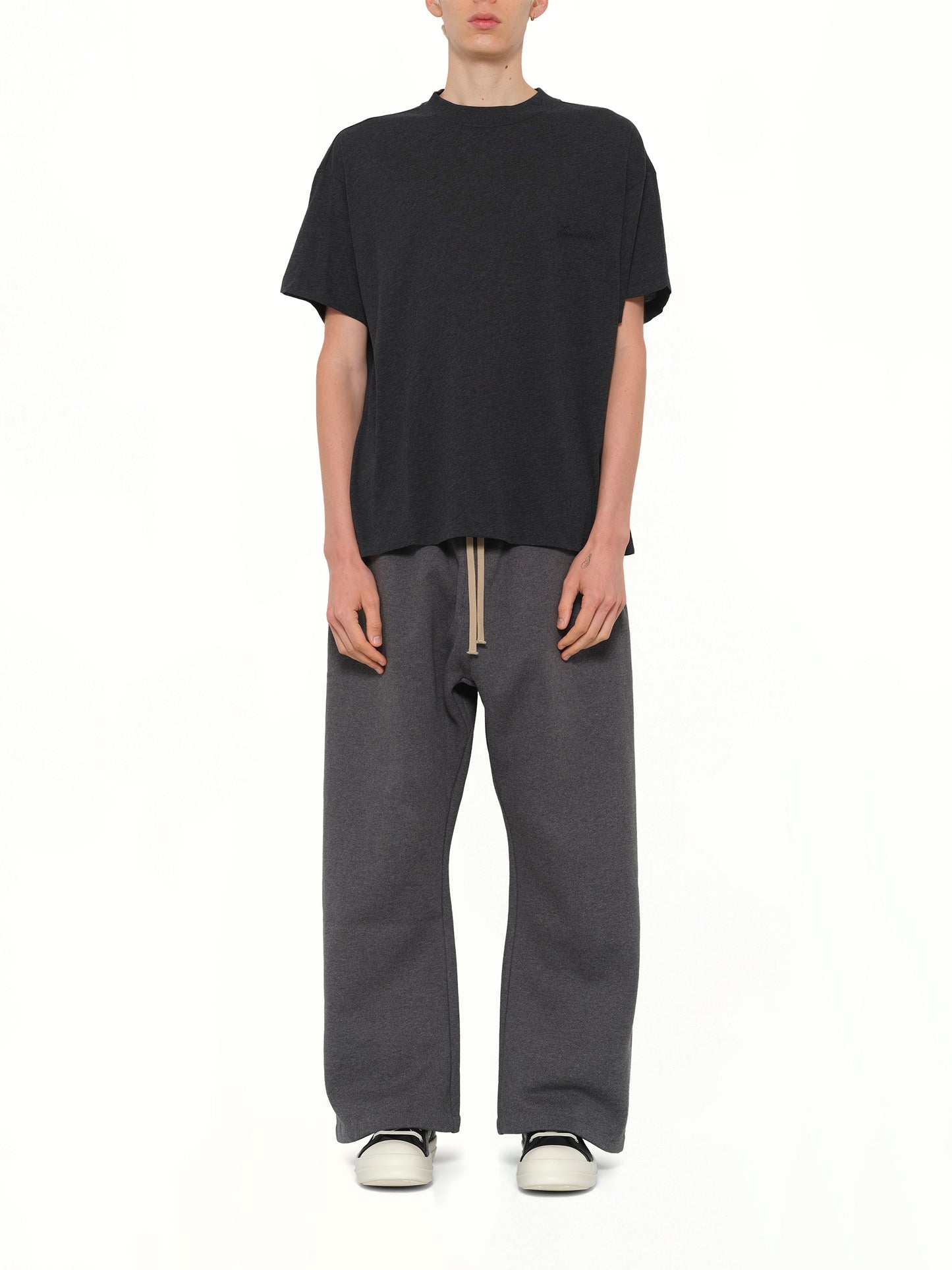 Essential T-Shirt in Vintage Black