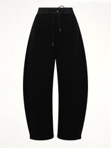 ブラックのスポンジバレルスウェットパンツ