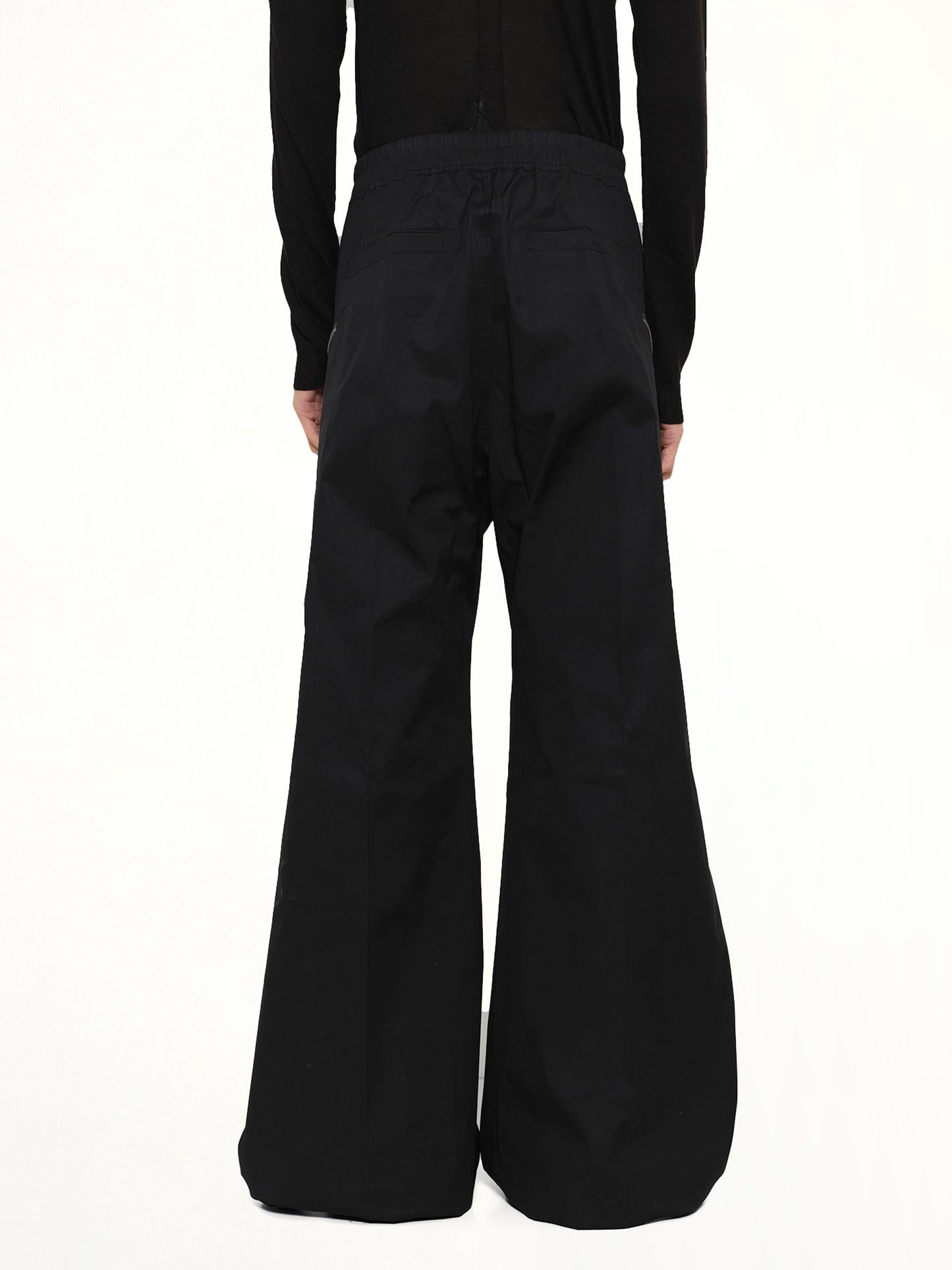 Heizer Belas in Black