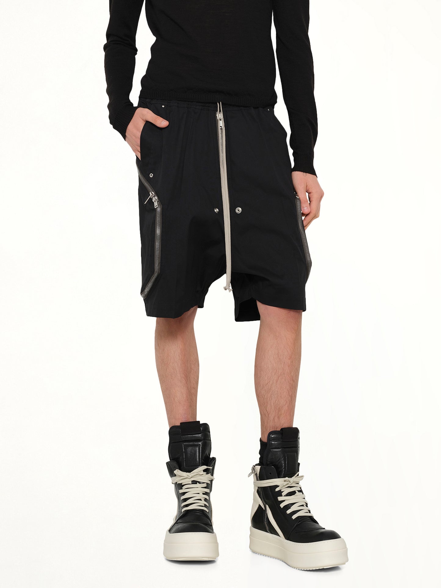 Heizer Bela in Black