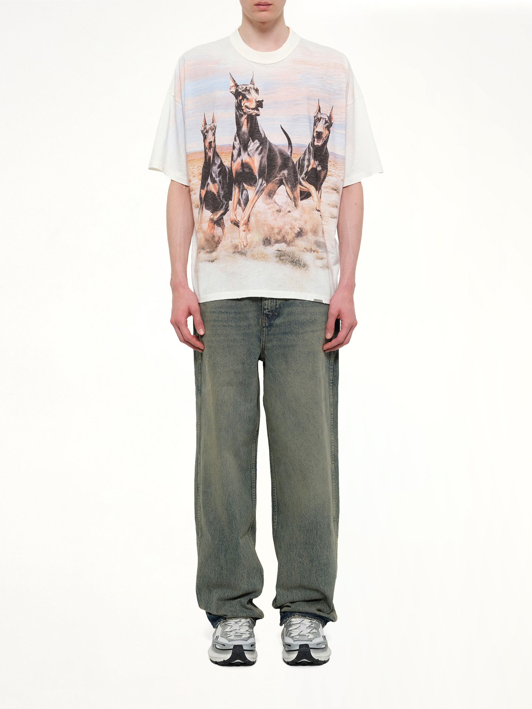 フラットホワイトのウェスタンドーベルマンTシャツ