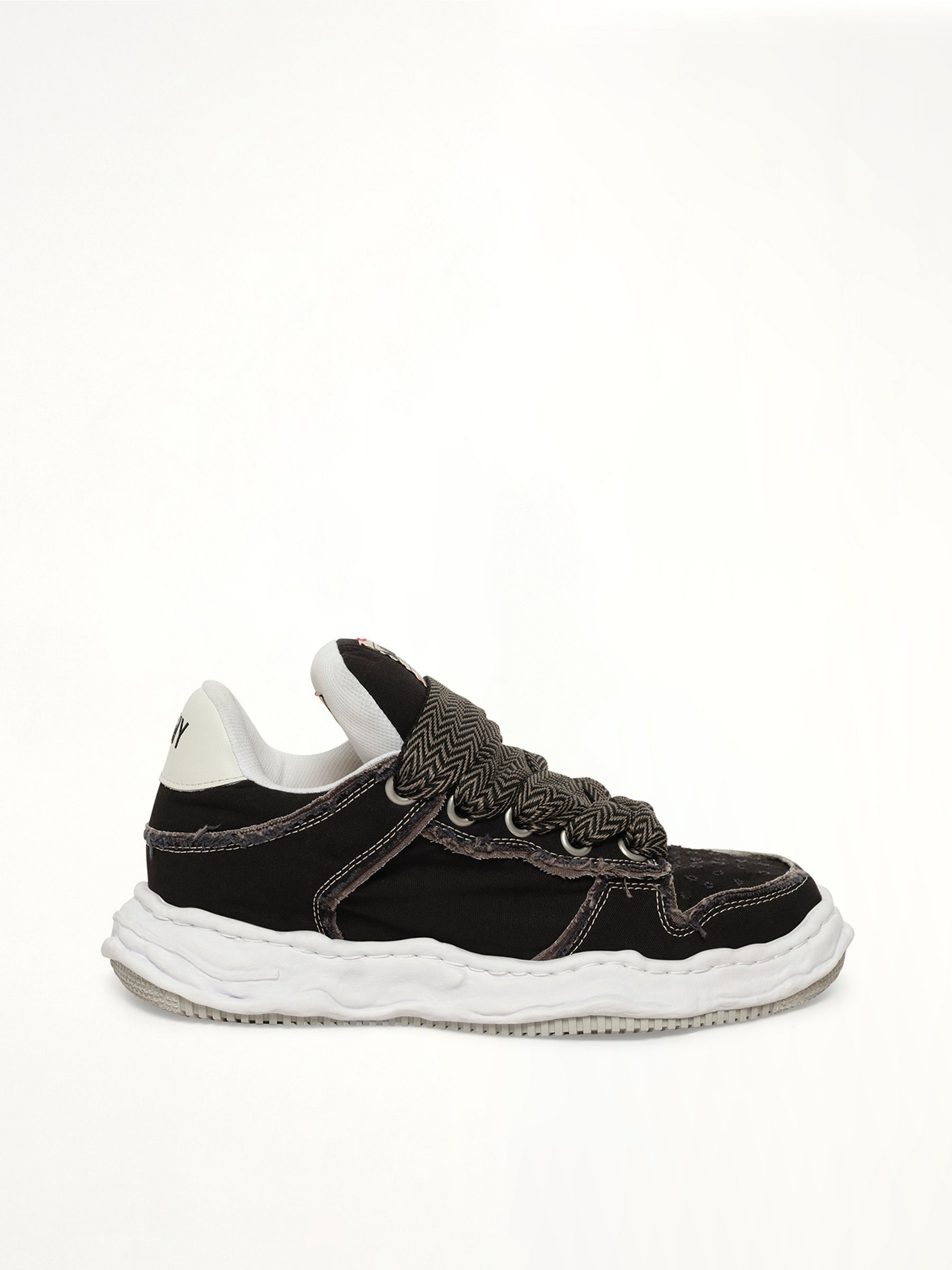 Wayne Puffer Patterned Lace Low Top Sneakers in Black