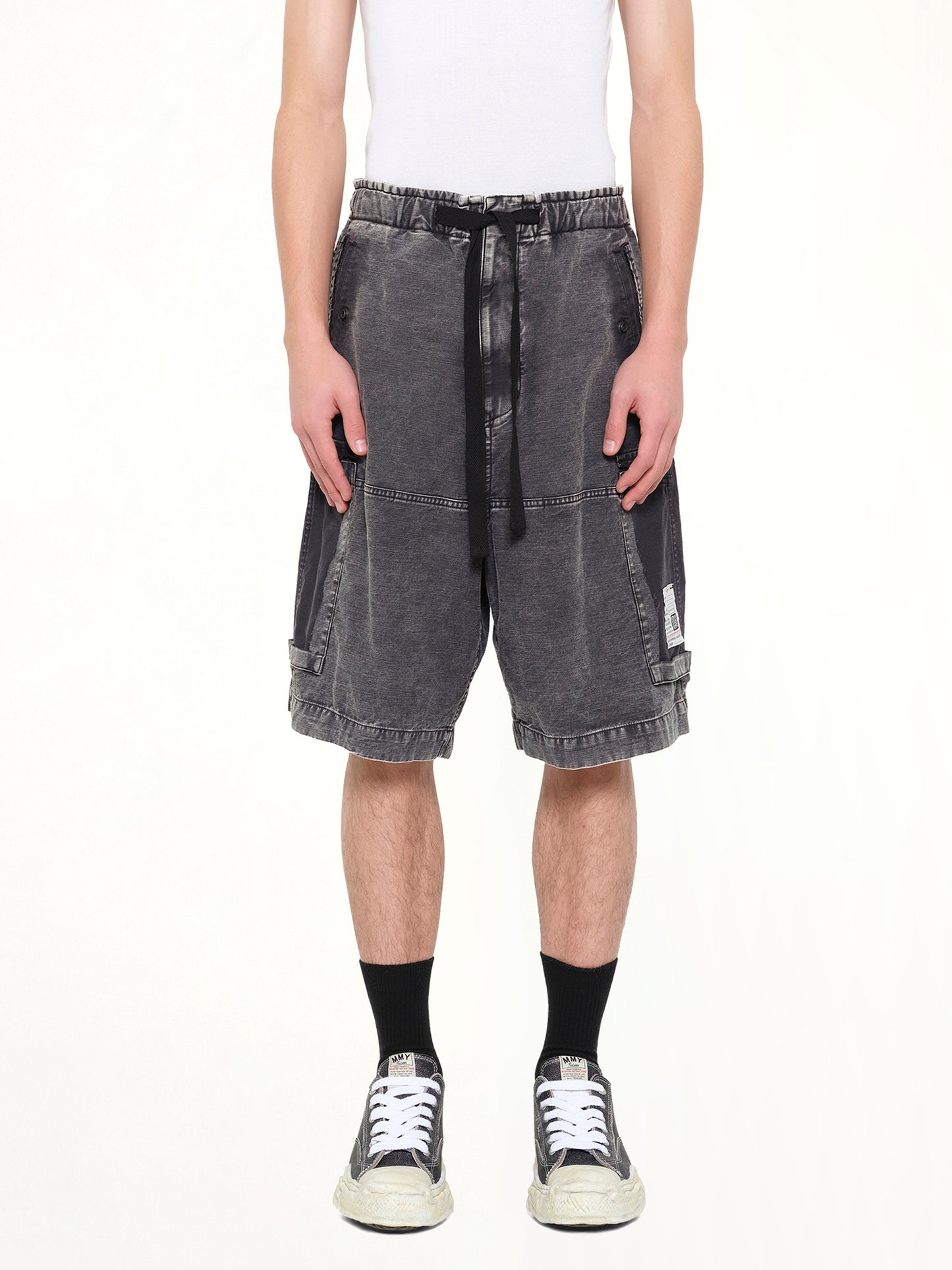 Damaged Cargo Short Pants in Black