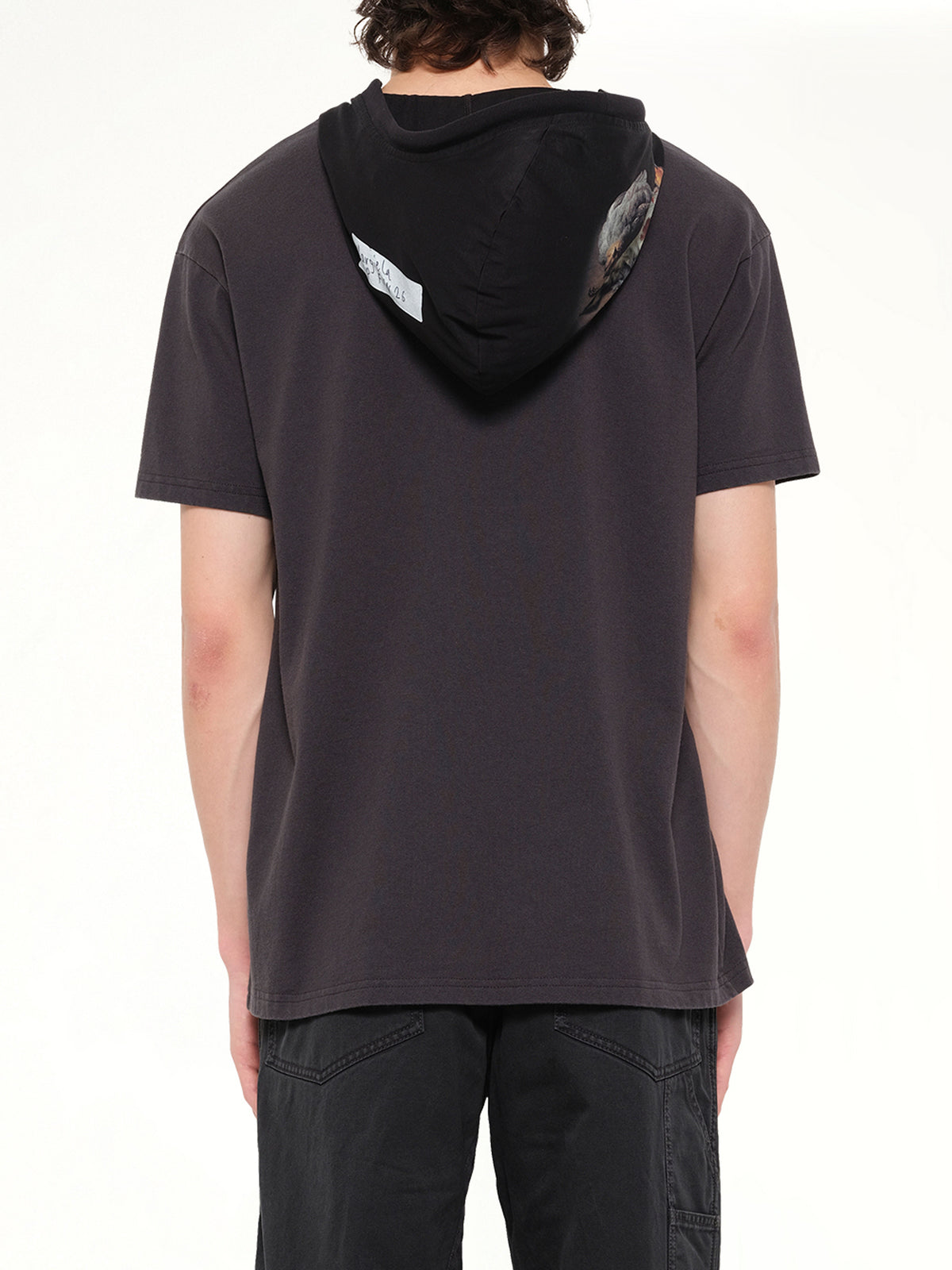 ウォッシュドブラックのフーデッドTシャツ