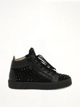 Camoscio in Nero in Black
