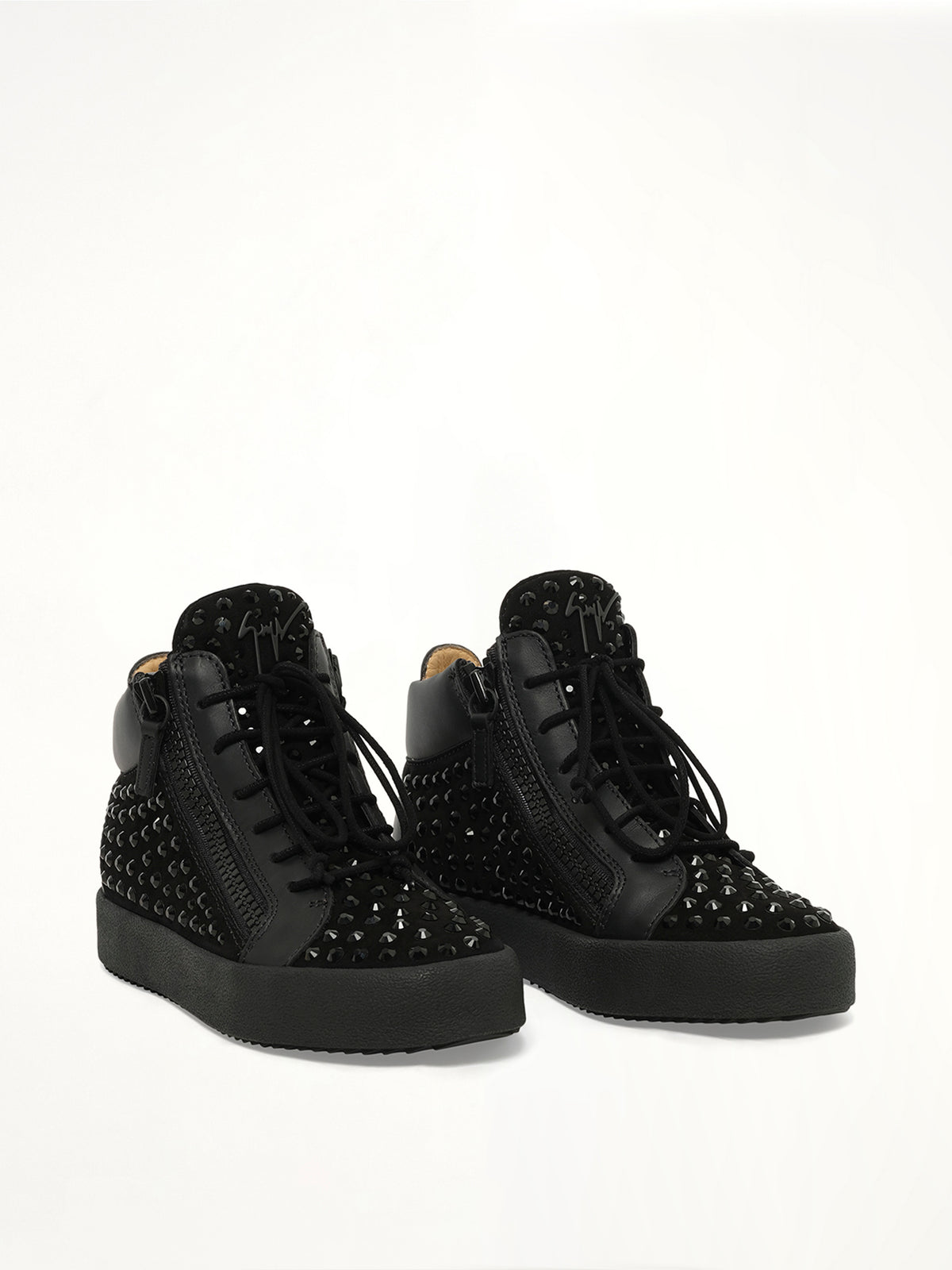 Camoscio in Nero in Black