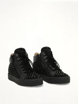 Camoscio in Nero in Black