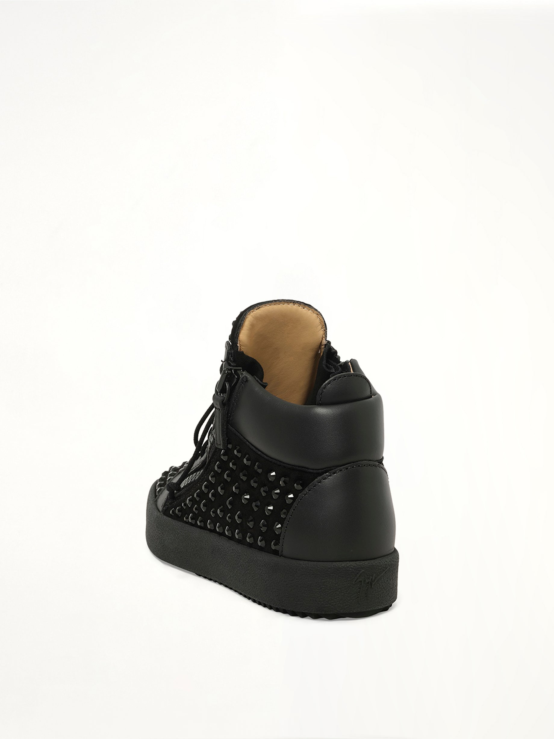 Camoscio in Nero in Black