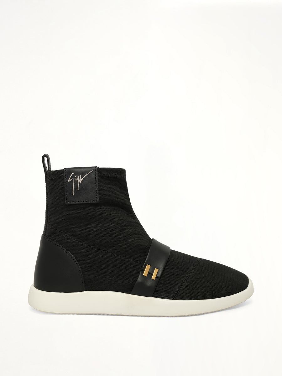 Hunt Sneaker in Black