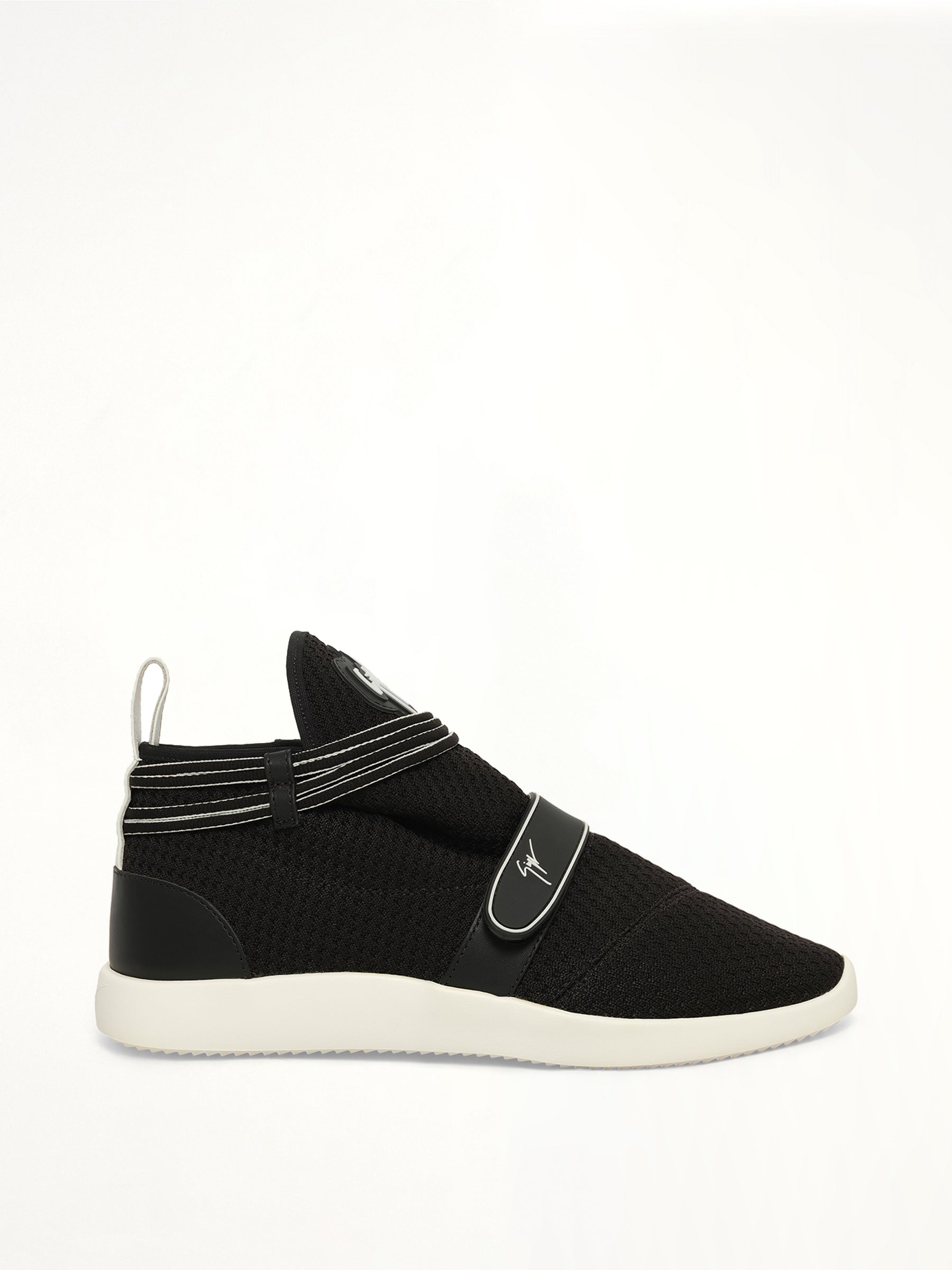 Isterica Str Sneaker in Black