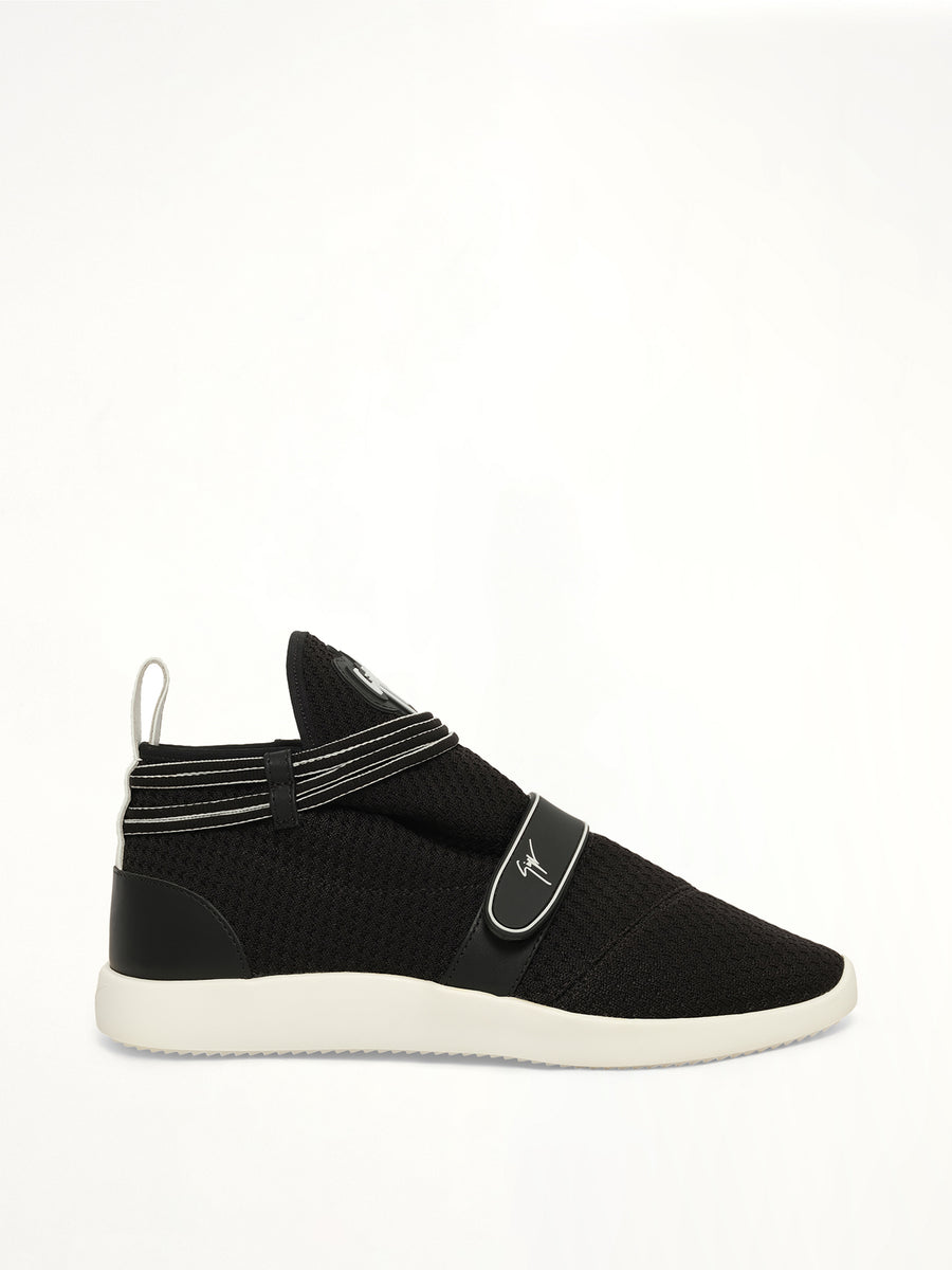 Isterica Str Sneaker in Black