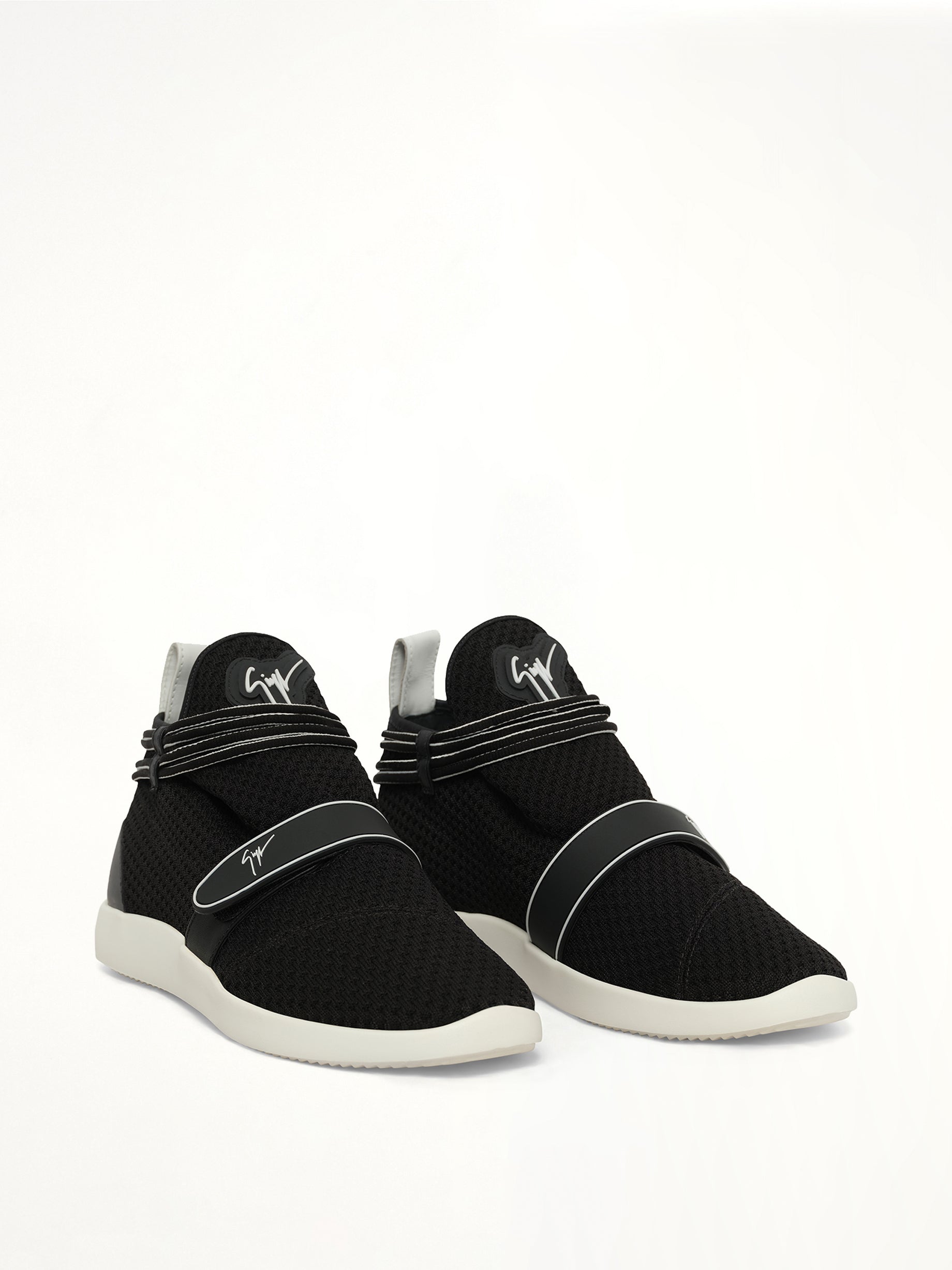 Isterica Str Sneaker in Black