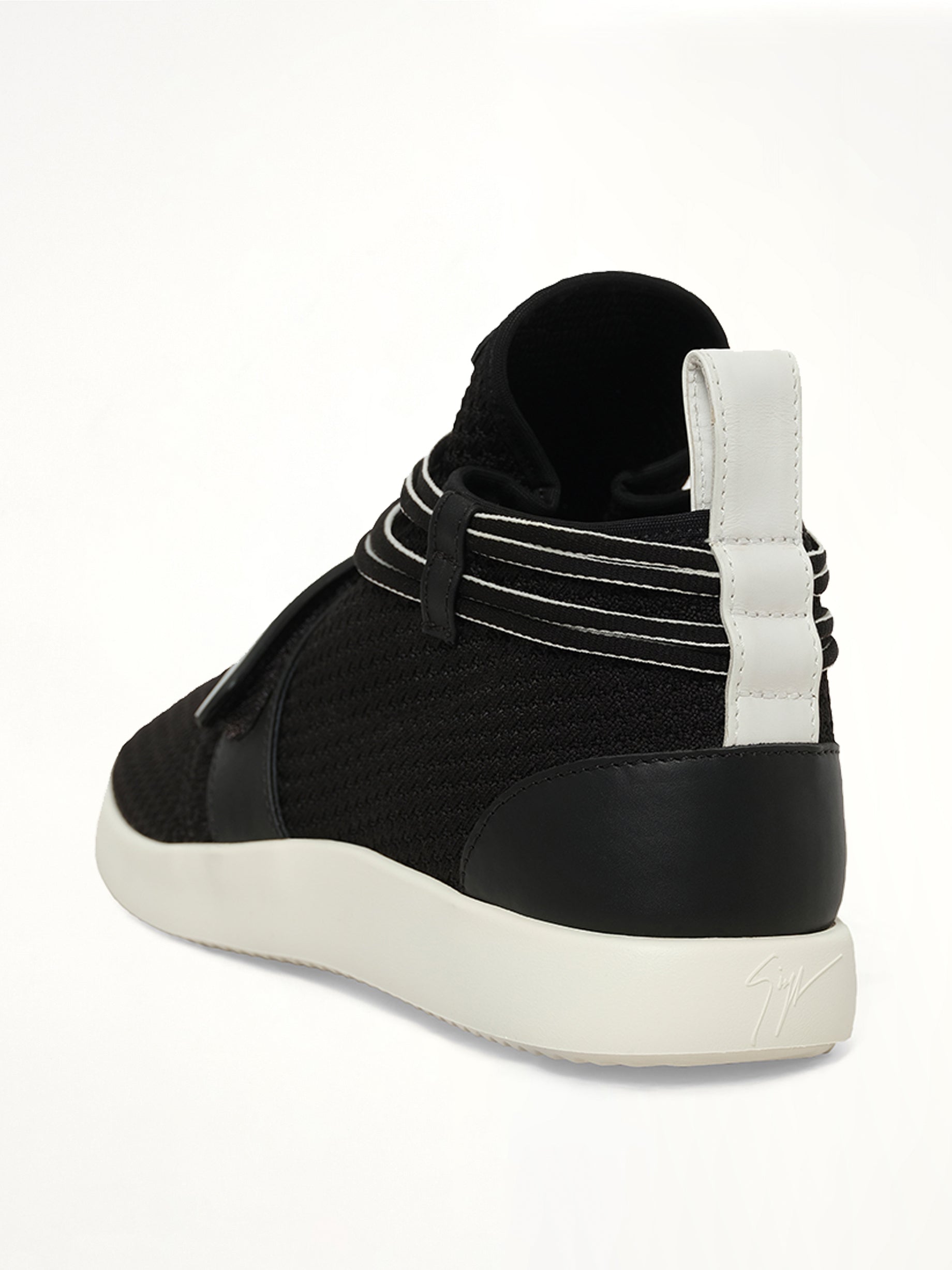 Isterica Str Sneaker in Black