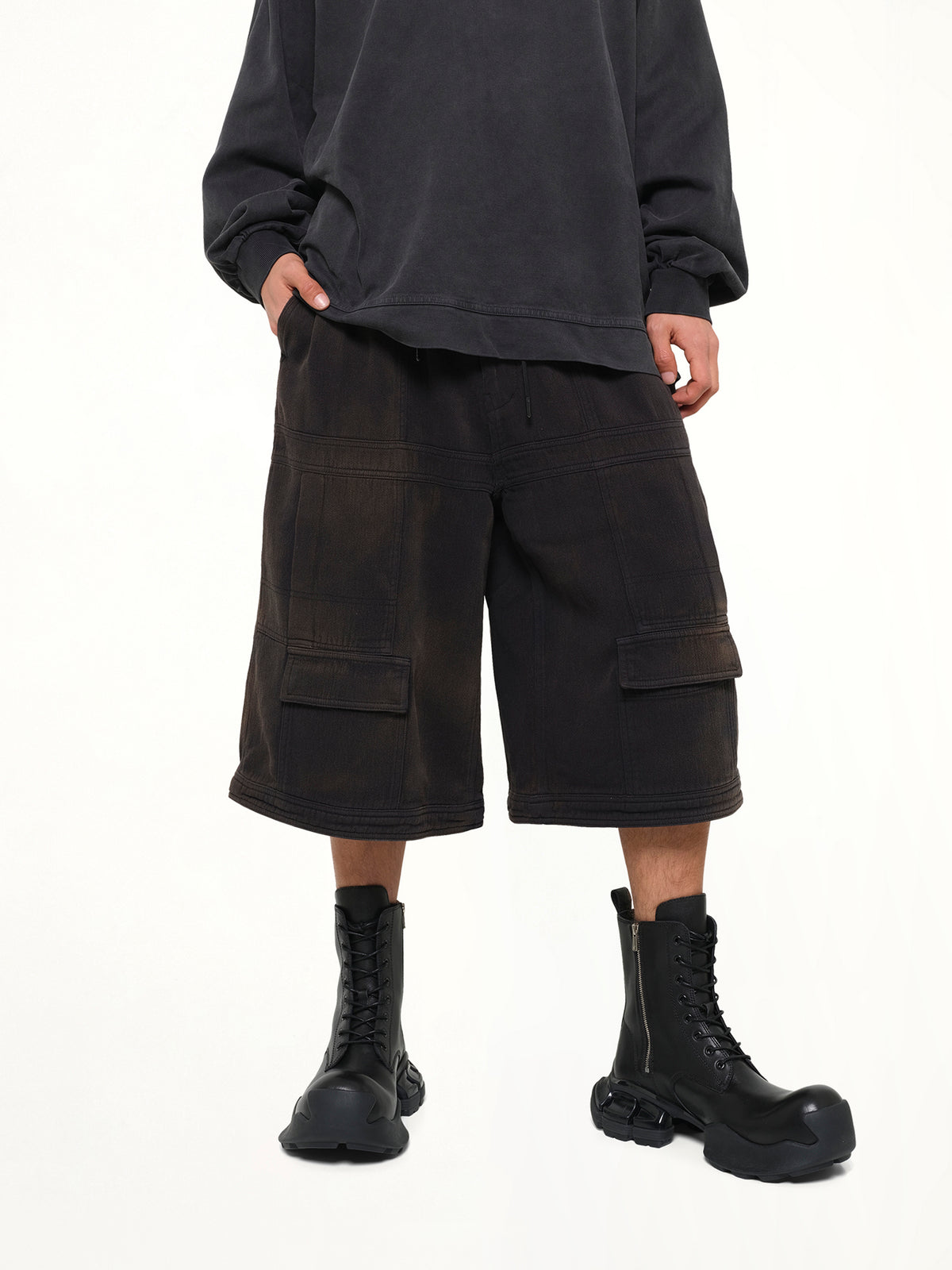 Rustic Denim Double‑Pocket Shorts in Black