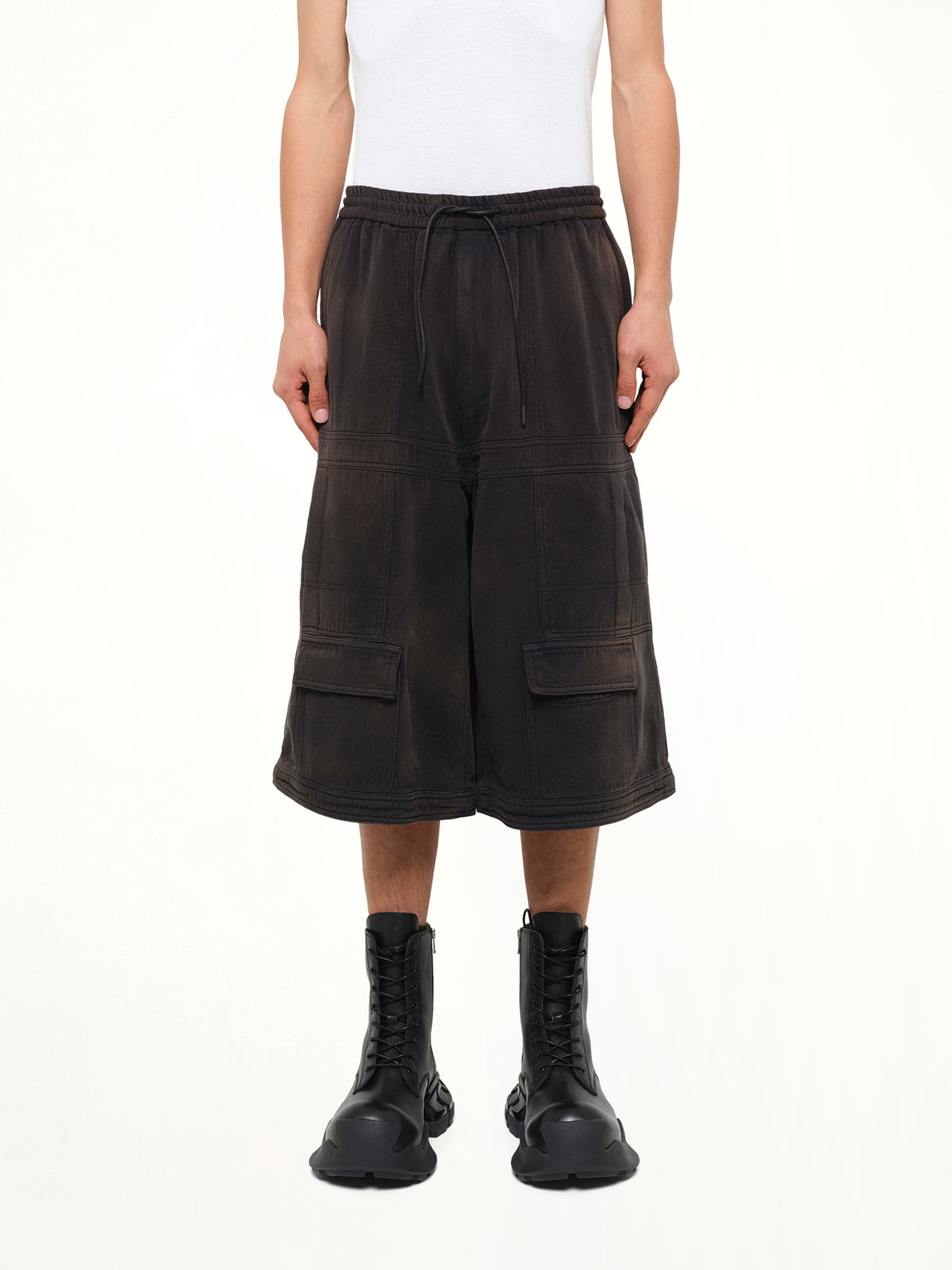 Rustic Denim Double‑Pocket Shorts in Black