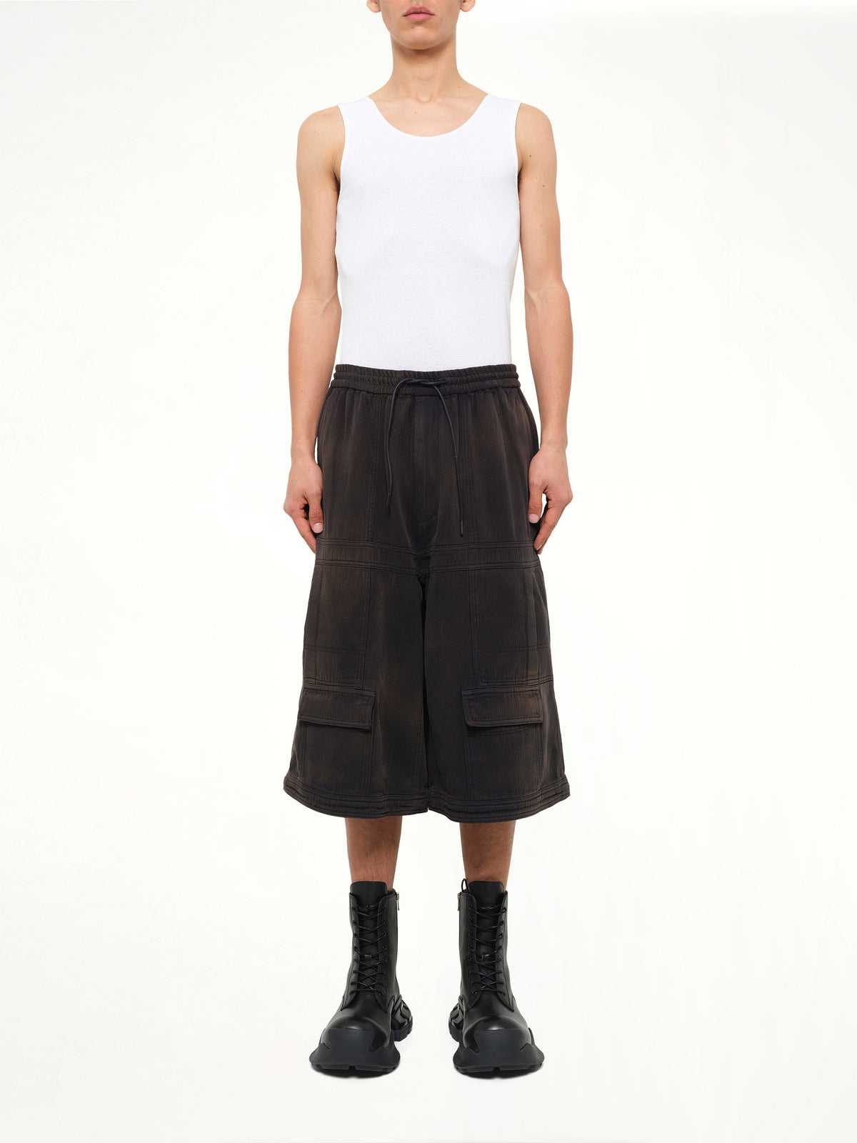 Rustic Denim Double‑Pocket Shorts in Black