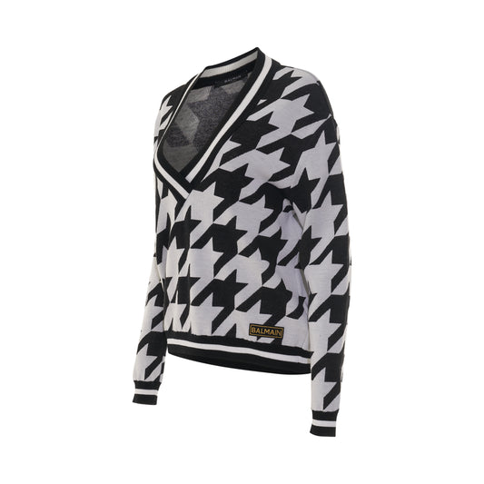 V Neck Houndstooth Knit Pullover in White/Black